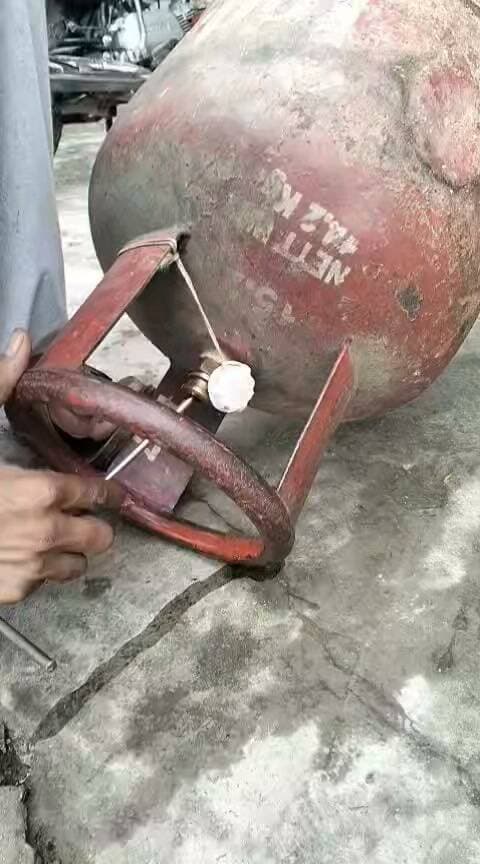 सतना,नागौद में गैस सिलेंडर से निकला चार लीटर पानी, उपभोक्ता हैरान*
नागौद में महेंद्रा इंडेन गैस एजेंसी से मिले घरेलू गैस सिलेंडर को लेकर हैरान करने वाला मामला सामने आया है। मानिकपुर निवासी उपभोक्ता राकेश सोनी के मुताबिक, सिलेंडर महज 10 दिन में खत्म हो गया। सिलेंडर खत्म होने के बाद जब उसे देखा गया तो उसमें से करीब चार लीटर पानी निकला।