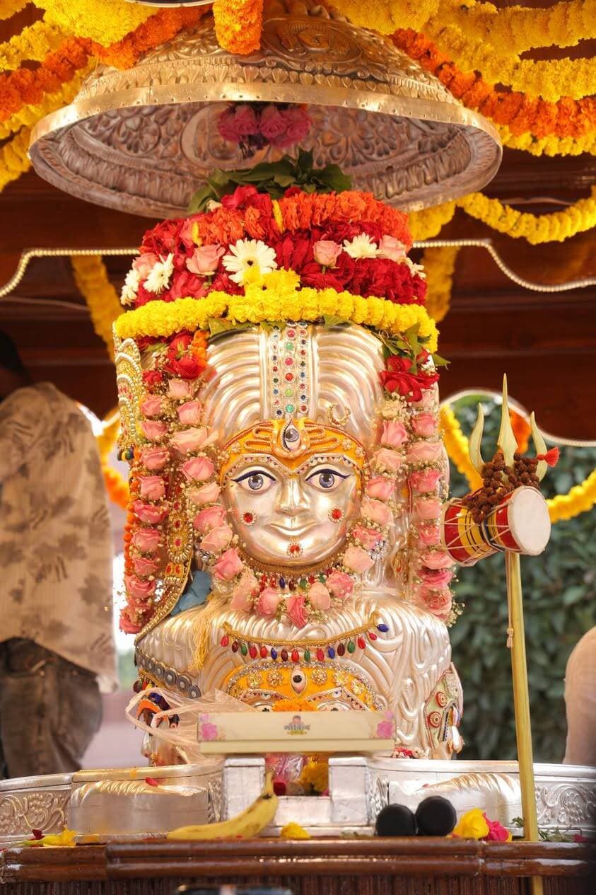 सावन के अंतिम सोमवार पर मंदसौर शहर में
भगवान अष्टमुखी पशुपतिनाथ की राजसी सवारी निकली। पशुपतिनाथ मंदिर परिसर में ही सवारी प्रारंभ होने से पूर्व पुलिस विभाग द्वारा भगवान पशुपतिनाथ को गार्ड ऑफ ऑनर दिया गया।
#मंदसौर
#Mandsaur