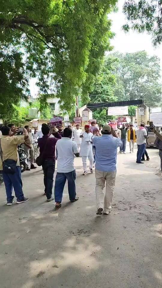 महगाई को लेकर जिलाधिकारी कार्यालय पर प्रदर्शन करते सपा कार्यकर्ता,,,,,,,