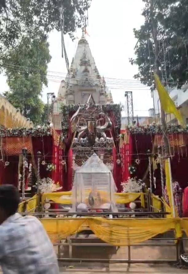 सावन के आखिरी सोमवार को पंचमुखी महादेव मंदिर में उमड़ी भक्तों की भीड़, ‘हर हर महादेव’ से गूंजा बरिया घाट
मिर्जापुर। सावन माह के आखिरी सोमवार को मिर्जापुर के बरिया घाट स्थित पंचमुखी महादेव मंदिर में भगवान भोलेनाथ के दर्शन और जलाभिषेक के लिए शिवभक्तों की भारी भीड़ उमड़ी। सुबह से ही श्रद्धालु मंदिर पहुंचकर बाबा पंचमुखी महादेव के दर्शन-पूजन में जुटे रहे।
भक्तों ने भगवान शिव का जलाभिषेक कर बेलपत्र, फूल और प्रसाद अर्पित किया तथा सुख-समृद्धि की कामना की। मंदिर परिसर ‘हर हर महादेव’ और ‘बोल बम’ के जयकारों से गूंजता रहा। सावन के अंतिम सोमवार को बरिया घाट क्षेत्र पूरी तरह शिवमय नजर आया।
#मिर्जापुर #बरियाघाट #पंचमुखी_महादेव #सावन_सोमवार #आखिरी_सोमवार #हर_हर_महादेव #बोल_बम #शिवभक्त #जलाभिषेक #TodayMirzapur