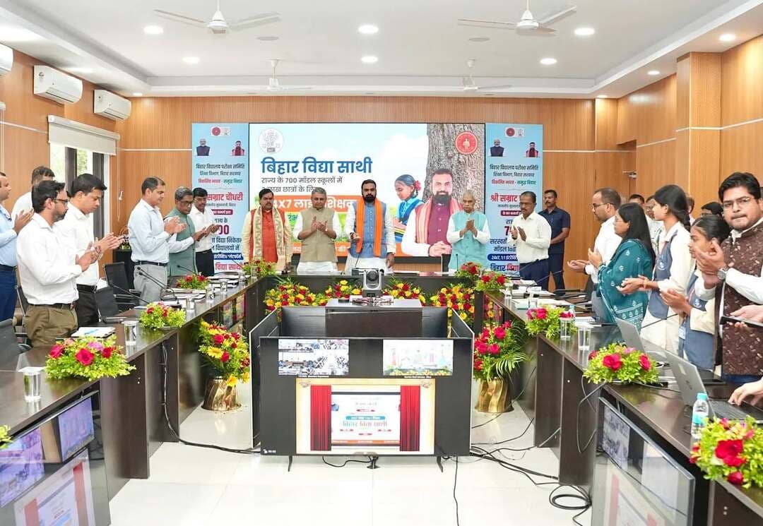 माननीय मुख्यमंत्री श्री सम्राट चौधरी जी ने आज लोक सेवक आवास स्थित 'संकल्प' सभागार से वीडियो कॉन्फ्रेंसिंग के माध्यम से राज्य के 38 जिलों के 700 सरस्वती विद्या निकेतन मॉडल विद्यालयों में 24x7, 1:1 इंटरैक्टिव प्लेटफॉर्म 'बिहार विद्या साथी' का शुभारंभ किया।
माननीय मुख्यमंत्री जी ने कहा कि 'बिहार विद्या साथी' ऐप के माध्यम से बच्चों की पढ़ाई और आसान होगी तथा विद्यार्थियों के लिए 24x7 ऑनलाइन शिक्षक उपलब्ध रहेंगे। कक्षा 9 से 12 तक के विद्यार्थियों को निःशुल्क लाइव शिक्षा के साथ अपनी पसंद के शिक्षक से पढ़ने की सुविधा मिलेगी।
माननीय मुख्यमंत्री जी ने कहा कि इस पहल से 700 मॉडल विद्यालयों के करीब 3 लाख विद्यार्थियों को लाभ मिलेगा। 24x7 वन-टू-वन लाइव ट्यूटर सपोर्ट के लिए 75 हजार शिक्षक उपलब्ध रहेंगे। पढ़ाई के दौरान पाठ से जुड़ी किसी भी समस्या का निःशुल्क एवं त्वरित समाधान, अनलिमिटेड पढ़ाई तथा AI टूल्स के माध्यम से कॉन्सेप्ट लर्निंग की सुविधा भी विद्यार्थियों को मिलेगी।
उन्होंने कहा कि 'बिहार विद्या साथी' के माध्यम से बिहार बोर्ड के साथ-साथ JEE एवं NEET की तैयारी और AI आधारित डिजिटल अध्ययन सामग्री की सुविधा भी उपलब्ध होगी।
Information & Public Relations Department, Government of Bihar #katihar @topfans Bihar Education Department