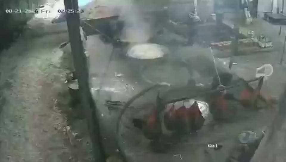 *महाराष्ट्र में गुड़ बनाते समय खौलते कढ़ाव में गिरा लखीमपुर के ईसानगर का युवकl*
*Video Viral*