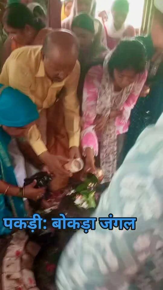महराजगंज: पकड़ी के समीप जंगल में नवनिर्मित शिव मंदिर पर उमड़ा श्रद्धालुओं का जनसैलाब, जलाभिषेक और पूजा अर्चना के बीच हर हर महादेव के जयकारों से गूंज उठा जंगल-
Public maharajganj #महराजगंज #Maharajganj #BreakingNews #NewsUpdate #shivatemple #forest #omnamahshivaya