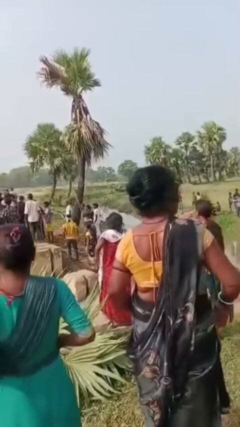 झगड़े का वीडियो आया सामने, प्रिंस यादव की मौ@त से जुड़ा मामला
यह वही झगड़े का वीडियो बताया जा रहा है, जिसमें प्रिंस यादव की हत्या होने की बात सामने आई है। प्रिंस यादव की उम्र करीब 18 वर्ष बताई जा रही है। वे नवादा जिले के सिरदला थाना क्षेत्र के बड़ही बीघा गांव के रहने वाले थे।
घटना के बाद इलाके में चर्चा का माहौल है। मामले की पूरी सच्चाई और घटना के कारणों का पता पुलिस जांच के बाद ही स्पष्ट हो सकेगा।
वीडियो को देखकर किसी निष्कर्ष पर न पहुंचें। पुलिस जांच के बाद ही पूरी स्थिति स्पष्ट होगी।
#Bharatcrimelivenews
#नवादा #सिरदला #प्रिंस_यादव #बड़ही_बीघा #हत्या #वायरल_वीडियो #बिहार_न्यूज़
