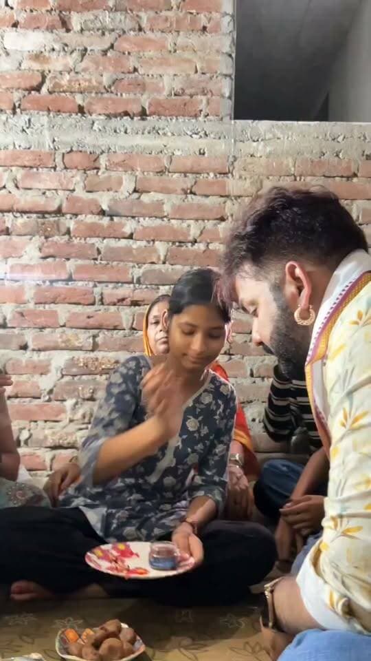 स्वर्गीय भरत तिवारी की बहन ने पवन सिंह के कलाई पर बांधी राखी।#viralreels #fb #pawansingh
#भरत_तिवारी
#KhesariLalYadav #singer #khesari
#ChiragPaswan #aurangabad