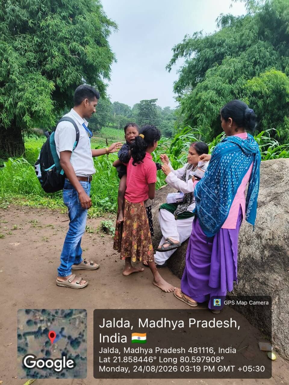 #बालाघाट
बीमारी प्रभावित क्षेत्रों में घर-घर स्वास्थ्य स्क्रीनिंग एवं फॉलो-अप जारी
अस्पताल से उपचार के बाद घर लौटे बच्चों के स्वास्थ्य की निगरानी, बीमार व्यक्तियों को तत्काल कराया जा रहा रेफर
बालाघाट जिले के बिरसा विकासखंड के बीमारी प्रभावित क्षेत्रों में बच्चों एवं आमजन के स्वास्थ्य की सतत निगरानी के लिए महिला एवं बाल विकास विभाग द्वारा घर-घर सर्वे, स्वास्थ्य स्क्रीनिंग एवं फॉलो-अप का कार्य लगातार किया जा रहा है। विभागीय टीमों द्वारा प्रभावित गांवों में पहुंचकर उपचार के बाद घर लौटे बच्चों के स्वास्थ्य की जानकारी ली जा रही है तथा उनके स्वास्थ्य एवं पोषण की स्थिति पर नजर रखी जा रही है।
महिला एवं बाल विकास परियोजना बैहर के परियोजना अधिकारी रामनाथ धुर्वे, पर्यवेक्षक सोमवती मानकर एवं आंगनवाड़ी कार्यकर्ता सविता ने ग्राम पंचायत बिठली के जानिया टोला, ग्राम पंचायत हर्रा नाला के नया टोला तथा ग्राम पंचायत नव्ही के तबलू टोला में भ्रमण कर अस्पताल से उपचार के बाद घर लौटे बच्चों का फॉलो-अप किया। इस दौरान बच्चों के स्वास्थ्य की जानकारी लेने के साथ उनके परिजनों से भी चर्चा की गई।
इसी प्रकार महिला एवं बाल विकास परियोजना बिरसा की परियोजना अधिकारी शिप्रा सिंह द्वारा ग्राम मुरकुटा में रेफर किए गए बच्चों के स्वास्थ्य की नियमित निगरानी की जा रही है। विभागीय अमला घर-घर सर्वे एवं स्वास्थ्य स्क्रीनिंग के माध्यम से बीमार बच्चों तथा अन्य व्यक्तियों की पहचान कर रहा है। आवश्यकता पाए जाने पर उन्हें तत्काल उपचार के लिए अस्पताल रेफर कराया जा रहा है।
पौष्टिक भोजन भी पहुंचाया जा रहा
महिला एवं बाल विकास विभाग द्वारा प्रभावित क्षेत्रों के बच्चों के स्वास्थ्य एवं पोषण को बेहतर बनाने के लिए घर-घर पौष्टिक भोजन भी उपलब्ध कराया जा रहा है। विभाग का प्रयास है कि प्रभावित क्षेत्रों में कोई भी बच्चा स्वास्थ्य एवं पोषण संबंधी देखभाल से वंचित न रहे। घर-घर निगरानी, नियमित फॉलो-अप, स्वास्थ्य स्क्रीनिंग एवं पौष्टिक आहार की उपलब्धता के माध्यम से बच्चों के स्वास्थ्य में निरंतर सुधार सुनिश्चित करने का प्रयास किया जा रहा है।
#CMMadhyaPradesh #JansamparkMP #healthminmp #mp_wcdmp
#WelfareTribal
