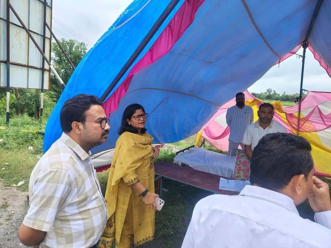 कलेक्टर श्रीमती चौहान ने किया बिलौआ चैक पोस्ट का औचक निरीक्षण
खनिज पदार्थों के अवैध परिवहन पर जिला प्रशासन की कड़ी नजर, चैक पोस्टों पर 24 घंटे निगरानी
जिले में खनिज पदार्थों के अवैध उत्खनन, परिवहन एवं भण्डारण पर प्रभावी अंकुश लगाने के लिए जिला प्रशासन द्वारा सघन निगरानी की जा रही है। इसके तहत जिले के विभिन्न संवेदनशील स्थानों पर चैक पोस्ट स्थापित कर खनिज पदार्थों के परिवहन पर 24 घंटे नजर रखी जा रही है।
कलेक्टर श्रीमती रुचिका चौहान ने सोमवार को बिलौआ स्थित चैक पोस्ट का औचक निरीक्षण कर वहां की व्यवस्थाओं एवं निगरानी व्यवस्था का बारीकी से जायजा लिया। उन्होंने चैक पोस्ट पर आने-जाने वाले लोडिंग वाहनों की जांच की कार्यप्रणाली जानी। साथ ही वाहनों की जांच एवं आवश्यक दस्तावेजों के सत्यापन की प्रक्रिया के संबंध में जानकारी ली।
कलेक्टर श्रीमती चौहान ने संबंधित अधिकारियों को आगाह किया है कि जिले में खनिज पदार्थों के अवैध उत्खनन, परिवहन एवं भण्डारण को किसी भी स्थिति में बर्दाश्त नहीं किया जाएगा। उन्होंने निर्देश दिए हैं कि अवैध खनिज गतिविधियों पर प्रभावी कार्रवाई के लिए निगरानी एवं जांच की कार्यवाही लगातार जारी रखी जाए। साथ ही नियमों का उल्लंघन करने वालों के विरुद्ध नियमानुसार सख्त कार्रवाई सुनिश्चित की जाए।
कलेक्टर ने जिला प्रशासन के वरिष्ठ अधिकारियों सहित जिले के सभी एसडीएम, तहसीलदार, नायब तहसीलदार एवं खनिज विभाग के अधिकारियों को निर्देश दिए कि वे चैक पोस्टों का नियमित एवं आकस्मिक निरीक्षण करें। साथ ही अवैध खनिज गतिविधियां सामने आने पर सख्त और प्रभावी कार्रवाई करें।
#gwalior
Collector Office Gwalior
CM Madhya Pradesh
#newsimpact