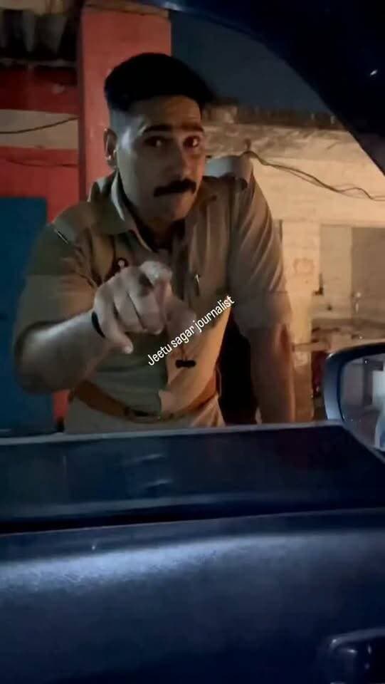 तुम कप्तान और जज के पास चले जाना दिनदहाड़े मारूंगा उत्तर प्रदेश पुलिस का यह सिपाही बाराबंकी में तैनात बताया जा रहा है वीडियो कब का है पता नहीं है लेकिन सोशल मीडिया पर वायरल है। UP POLICE