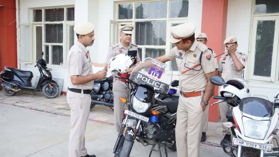जनरल परेड में पंचकूला पुलिस ने फिटनेस, अनुशासन और आपातकालीन कार्रवाई की क्षमता का किया प्रदर्शन
पंचकूला/ 24 अगस्त:- पुलिस बल की कार्यक्षमता, अनुशासन और शारीरिक दक्षता को मजबूत करने के उद्देश्य से पंचकूला पुलिस लाइन में आज जनरल परेड का आयोजन किया गया। पुलिस कमिश्नर आईपीएस पंकज नैन के फिट पुलिस विजन के तहत इस परेड में पुलिसकर्मियों ने अनुशासन, फिटनेस और बेहतर फील्ड रिस्पॉन्स का परिचय दिया। परेड कमांडर एसीपी दिनेश कुमार ने परेड की सलामी ली। इस दौरान पुलिस अधिकारियों और जवानों ने सटीक ड्रिल एवं अनुशासित मार्च पास्ट प्रस्तुत कर अपनी तैयारियों और टीम भावना का प्रदर्शन किया।
जनरल परेड के दौरान पुलिस बल ने फिटनेस के महत्व को दर्शाते हुए सामूहिक दौड़ भी लगाई। सभी पुलिसकर्मियों ने उत्साहपूर्वक दौड़ में भाग लेकर स्वस्थ, चुस्त-दुरुस्त और सक्रिय पुलिस बल का संदेश दिया।
परेड निरीक्षण के बाद एसीपी दिनेश कुमार ने ईआरवी, राइडर तथा ईआरवी पर तैनात पुलिसकर्मियों को आपात स्थिति में तत्काल प्रतिक्रिया देते हुए कम से कम समय में घटनास्थल पर पहुंचकर प्रभावी कार्रवाई करने के निर्देश दिए। उन्होंने फील्ड ड्यूटी के दौरान आमजन के साथ मिलनसार व्यवहार बनाए रखने पर भी विशेष जोर दिया। इस दौरान पुलिस वाहनों में उपलब्ध फर्स्ट एड किट का निरीक्षण किया गया तथा डेमो के माध्यम से पुलिसकर्मियों के व्यावहारिक कौशल और आपात स्थिति में कार्रवाई की क्षमता को भी परखा गया।
डीसीपी पंचकूला आईपीएस अदिति सिंह ने कहा कि जनरल परेड पुलिस बल के अनुशासन और कार्यकुशलता का महत्वपूर्ण हिस्सा है। नियमित परेड से पुलिसकर्मियों में अनुशासन, शारीरिक फिटनेस, टीम भावना और ड्यूटी के प्रति जिम्मेदारी की भावना मजबूत होती है। उन्होंने कहा कि पंचकूला पुलिस का उद्देश्य कानून-व्यवस्था बनाए रखने के साथ-साथ हर परिस्थिति में आमजन की सुरक्षा के लिए पूरी तरह सक्षम, सतर्क और संवेदनशील पुलिस बल के रूप में कार्य करना है।