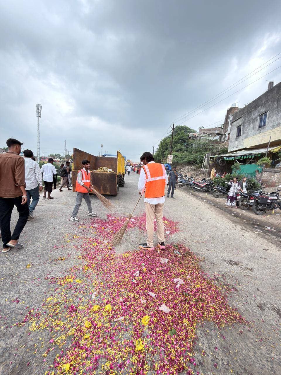 मंदसौर में सोमवार को भगवान पशुपतिनाथ की राजसी सवारी के पीछे-पीछे सफाई कर्मियों द्वारा निरंतर सफाई कार्य पूरेमार्ग पर किया गया l
#मन्दसौर
#Mandsaur
