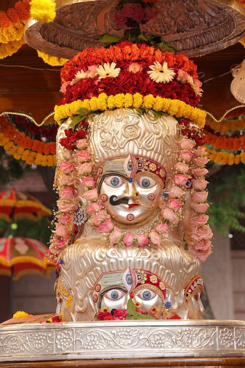 सावन के अंतिम सोमवार पर मंदसौर शहर में
भगवान अष्टमुखी पशुपतिनाथ की राजसी सवारी निकली। भगवान की रजत प्रतिमा की पूजा अर्चना की। भगवान पशुपतिनाथ की रजत प्रतिमा का अभिषेक व पूजन-अर्चन कर भव्य नयनाभिराम श्रृंगार कर रथ में विराजित होकर प्रजा को दर्शन देने के लिये निकले।
पशुपतिनाथ मंदिर परिसर में ही सवारी प्रारंभ होने से पहले पुलिस विभाग द्वारा भगवान पशुपतिनाथ को गार्ड ऑफ ऑनर दिया गया। इसके पश्चात भगवान पशुपतिनाथ नगर भ्रमण पर निकले।
इस दौरान लोकसभा सांसद श्री सुधीर गुप्ता, मंदसौर विधायक श्री विपिन जैन, स्वामी मणि महेश चैतन्य जी महाराज, पूर्व विधायक श्री यशपाल सिंह सिसोदिया, श्री नवकृष्ण पाटिल, श्री राजेश दीक्षित, गुरु अनीता दीदी, सहित अन्य सभी जनप्रतिनिधि, प्रशासनिक अधिकारियों में कलेक्टर श्री दिव्यांक सिंह, पुलिस अधीक्षक श्री विनोद कुमार मीना, अपर कलेक्टर श्रीमती एकता जायसवाल, एसडीएम श्री पाटीदार अन्य अधिकारी, कर्मचारी, बड़ी संख्या में आम नागरिक मौजूद थे।
#मन्दसौर
#Mandsaur