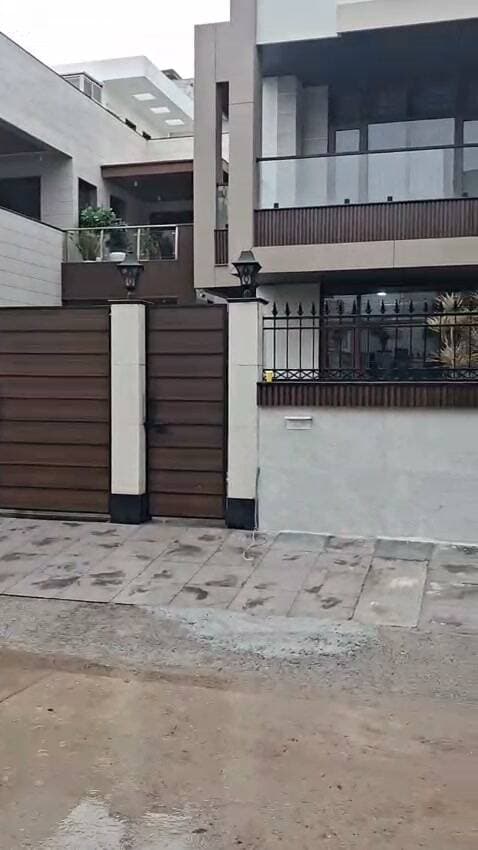सेक्टर-15 में ED की छापेमारी से हड़कंप! 🚨 सुबह से अंदर डटी टीम, आखिर किस मामले की चल रही जांच? तस्वीर अभी साफ नहीं…
#EDRaid #Faridabad #Sector15 #EDInvestigation #BreakingNews #FaridabadNews #A2ZNewsUpdate #LatestNews #NewsAlert