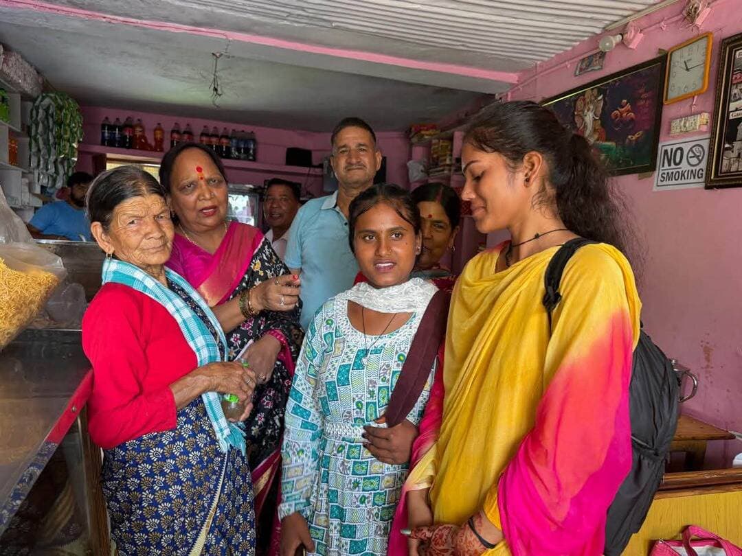 #जनता से संवाद, कांग्रेस के समर्थन की अपील
#कांग्रेस नेत्री अरुणा कुमार ने पैडलस्युपट्टी के परसुन्डाखाल बाजार में विभिन्न आसपास के गांवों से पहुंचे सम्मानित ग्रामीणों से मुलाकात की। इस दौरान उन्होंने क्षेत्र के विकास, जनहित के मुद्दों और कांग्रेस की नीतियों पर चर्चा करते हुए आगामी चुनाव में कांग्रेस के समर्थन की अपील की।
उन्होंने कहा कि क्षेत्र की जनता के सहयोग और विश्वास से जनहित की आवाज को और मजबूती मिलेगी।
#अरुणाकुमार #कांग्रेस #परसुन्डाखाल #पैडलस्युपट्टी #जनसंवाद #कांग्रेससमर्थन