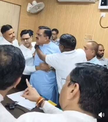 कुमाऊं कमिश्नर और जिलाधिकारी के सामने पूर्व विधायक राजकुमार ठुकराल और रुद्रपुर विधायक शिव अरोरा देखें किस तरह भिड़े आपस में