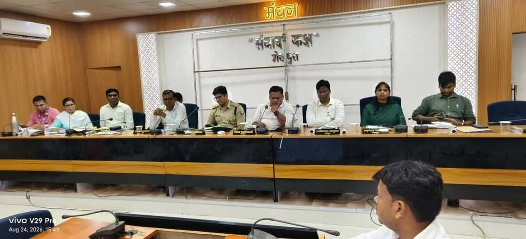 जिले में सड़क हादसों पर प्रभावी अंकुश लगाने और यातायात व्यवस्था को सुगम बनाने के उद्देश्य से सोमवार, 24 अगस्त 2026 को समाहरणालय स्थित मंथन सभागार में जिला स्तरीय सड़क सुरक्षा समिति की समीक्षा बैठक आयोजित की गई। इस बैठक की अध्यक्षता जिला पदाधिकारी श्री शेखर आनंद ने की। बैठक के दौरान जिला पदाधिकारी महोदय ने जिले की वर्तमान यातायात स्थिति और हाल के दिनों में हुई सड़क दुर्घटनाओं के कारणों की गहन समीक्षा की। उन्होंने स्पष्ट शब्दों में कहा कि सड़क सुरक्षा से किसी भी प्रकार का समझौता बर्दाश्त नहीं किया जाएगा। उन्होंने कहा कि बिना हेलमेट, बिना सीटबेल्ट, तेज रफ्तार और बिना वैध कागजात के वाहन चलाने वालों के खिलाफ जिले भर में लगातार और सघन जांच अभियान चलाने का आदेश दिया गया।
Information & Public Relations Department, Government of Bihar District Administration Sheikhpura Transport Department, Government of Bihar Apna Sheikhpura