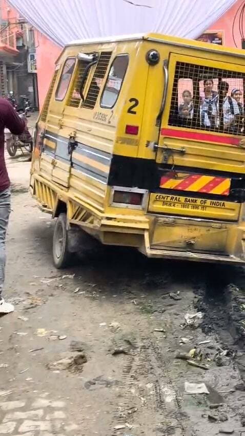 लखीमपुर खीरी-
● शहर के बरखेरवा में बच्चों से भरा स्कूल ऑटो पलटने से बाल-बाल बच गया, घटना का वीडियो सोशल मीडिया पर वायरल, मोहल्लेवासियों का आरोप- रास्ते को लेकर कई बार नगरपालिका से शिकायत की गई, लेकिन फर्जी आख्या लगाकर निस्तारण कर दिया जाता है, रास्ते की स्थिति जस की तस बनी हुई है, लोगों ने नगर पालिका से जल्द रास्ता बनवाने की मांग की है, ताकि रोज आने-जाने वाले लोग और स्कूली बच्चे हादसे का शिकार होने से बच सकें
सोर्स वायरल वीडियो
#LakhimpurKheri #followers