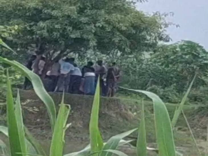 *शाहजहांपुर में पुलिस से बचने को नदी किनारे जुआं, VIDEO:* एक साल पहले पुलिस को देख नदी में कूदने से एक युवक की हुई थी मौत, वायरल वीडियो चौक कोतवाली के बेरी चौकी क्षेत्र का है।