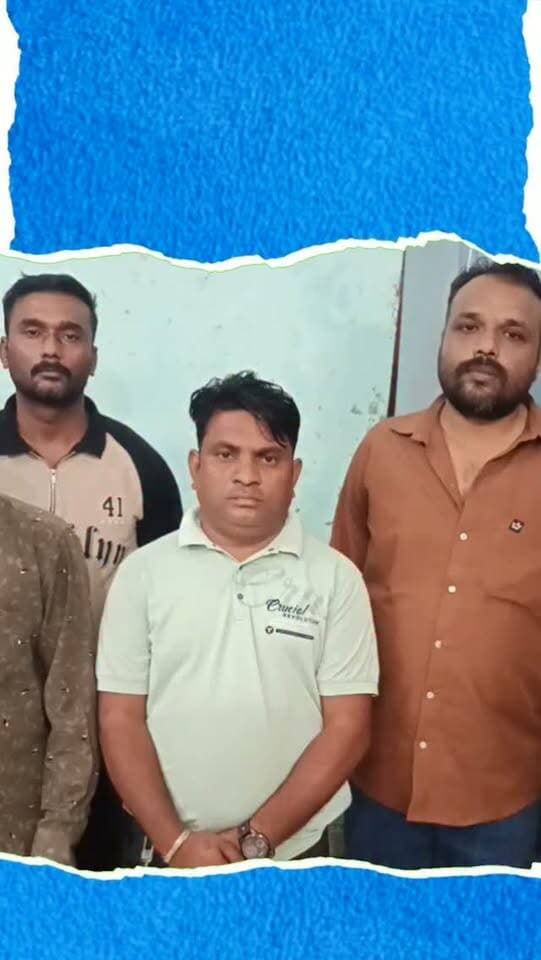 बागीदौरा तहसील में ACB का ट्रैप: 4 हजार की रिश्वत लेते वरिष्ठ सहायक समेत 3 गिरफ्तार
बागीदौरा तहसील कार्यालय में सोमवार को भ्रष्टाचार निरोधक ब्यूरो यानी ACB ने बड़ी कार्रवाई करते हुए 4 हजार रुपए की रिश्वत लेते वरिष्ठ सहायक समेत दो दलालों को रंगे हाथों गिरफ्तार किया। ACB के अनुसार, वरिष्ठ सहायक योगेंद्र सिंह भाटी ने दो रजिस्ट्री पत्रावलियों पर रजिस्टर मॉर्टगेज की प्रक्रिया पूरी करने और फाइल आगे बढ़ाने के लिए 5 हजार रुपए की मांग की थी। बातचीत के बाद 4 हजार रुपए में सौदा तय हुआ। ट्रैप के दौरान योगेंद्र सिंह ने रिश्वत की राशि अपने परिचित रतनसिंह को दी, जिसने आगे विट्ठल को रकम सौंप दी। ACB ने तीनों को गिरफ्तार कर रिश्वत की राशि बरामद कर ली। फिलहाल आरोपी के आवास की तलाशी और आगे की जांच जारी है।
#ACB #AntiCorruptionBureau #Bagidora #Banswara #RajasthanNews BreakingNews