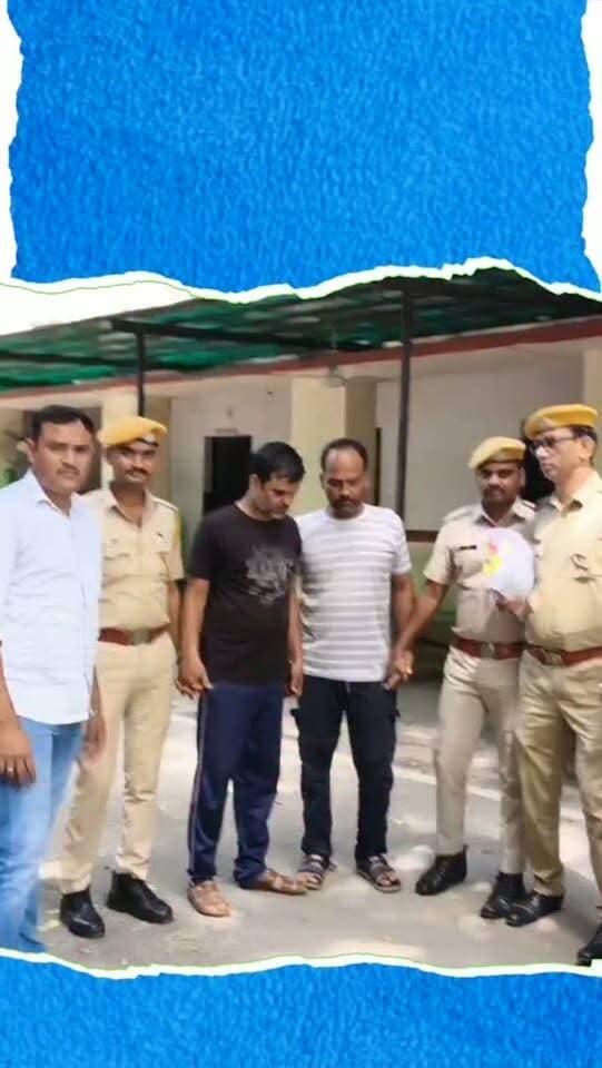 प्रतापनगर में मकान का ताला तोड़कर चोरी, 80 हजार नकद सहित जेवरात पार
उदयपुर के प्रतापनगर थाना क्षेत्र में मकान का ताला तोड़कर चोरी का मामला सामने आया है। मीरा नगर-3, पुराने आरटीओ क्षेत्र निवासी व्यक्ति ने पुलिस को शिकायत दी है। पीड़ित के अनुसार, 22 अगस्त की रात वह परिवार सहित गांव गया था। अगले दिन सुबह करीब 8 बजे पड़ोसियों से मकान में चोरी होने की जानकारी मिली। चोर घर से सोने की कानों की जोड़ी, अंगूठियां, दो सोने की चेन, सोने की चूड़िया, मोती सहित अन्य जेवरात, चांदी की पायल, 10 चांदी के सिक्के और करीब 80 हजार रुपए नकद चोरी कर ले गए। पीड़ित ने प्रतापनगर थाने में मामला दर्ज कर चोरी का सामान बरामद करने की मांग की है। पुलिस ने जांच शुरू कर दी है।
#Udaipur #HiranMagri #CrimeNews #UdaipurPolice #RajasthanNews TheftCase