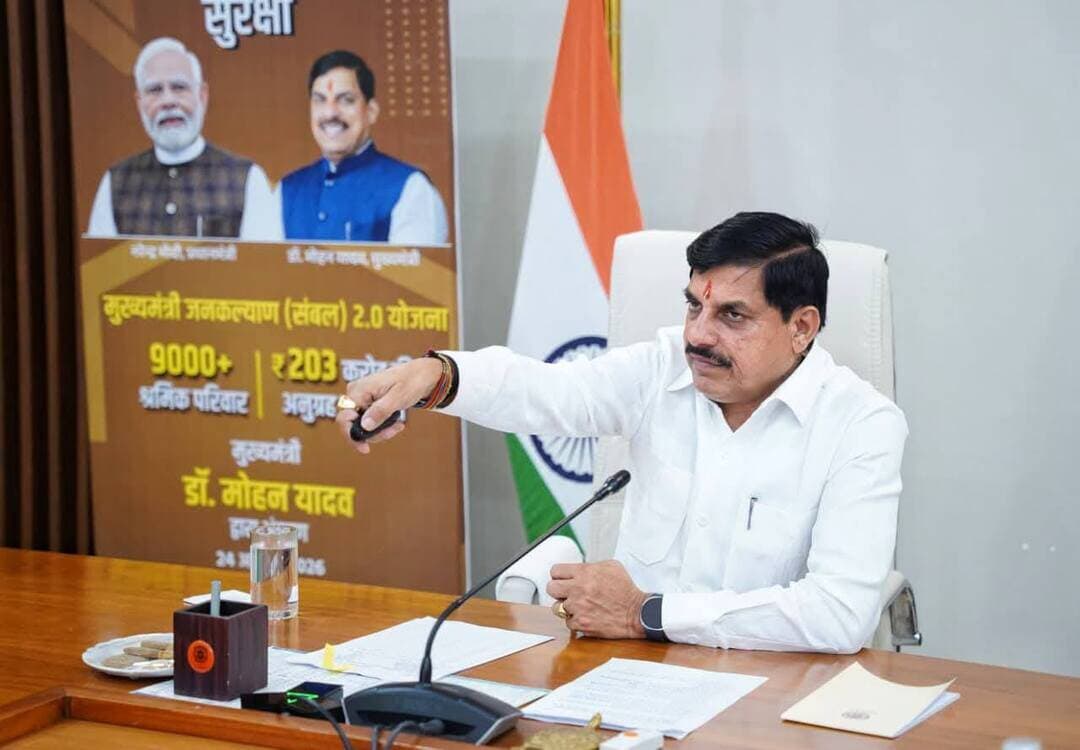 मुख्यमंत्री जनकल्याण (संबल) योजनांतर्गत अनुग्रह सहायता राशि का मुख्यमंत्री ने सिंगल क्लिक से किया अंतरण
झाबुआ जिले के 206 हितग्राहियों को 4 करोड़ 45 लाख रुपये की अनुग्रह सहायता राशि अंतरित
मुख्यमंत्री डॉ. मोहन यादव द्वारा सोमवार को मुख्यमंत्री जनकल्याण (संबल) योजना अंतर्गत प्रदेश के 9 हजार 149 श्रमिक परिवारों को लगभग 203 करोड़ रुपये की अनुग्रह सहायता राशि का सिंगल क्लिक के माध्यम से अंतरण किया गया।
इसी क्रम में झाबुआ जिले के मेघनगर, पेटलावद, थांदला, राणापुर, रामा एवं झाबुआ विकासखंड के पात्र हितग्राहियों के खातों में भी अनुग्रह सहायता राशि अंतरित की गई। योजना अंतर्गत दुर्घटना में मृत्यु के 17 प्रकरणों में 68 लाख रुपये, सामान्य मृत्यु के 188 प्रकरणों में 3 करोड़ 76 लाख रुपये तथा आंशिक स्थायी अपंगता के एक प्रकरण में 1 लाख रुपये की सहायता राशि प्रदान की गई।
इस प्रकार जिले के कुल 206 हितग्राहियों को 4 करोड़ 45 लाख रुपये की अनुग्रह सहायता राशि उनके खातों में अंतरित की गई।
जिला मुख्यालय पर आयोजित कार्यक्रम में सहायक श्रम पदाधिकारी श्री निलेश डामोर, योजना के हितग्राही तथा संबंधित अधिकारी-कर्मचारी उपस्थित रहे।
Jansampark Madhya Pradesh CM Madhya Pradesh Indore Commissioner Department of Labour, Madhya Pradesh #Jhabua #JansamparkMP