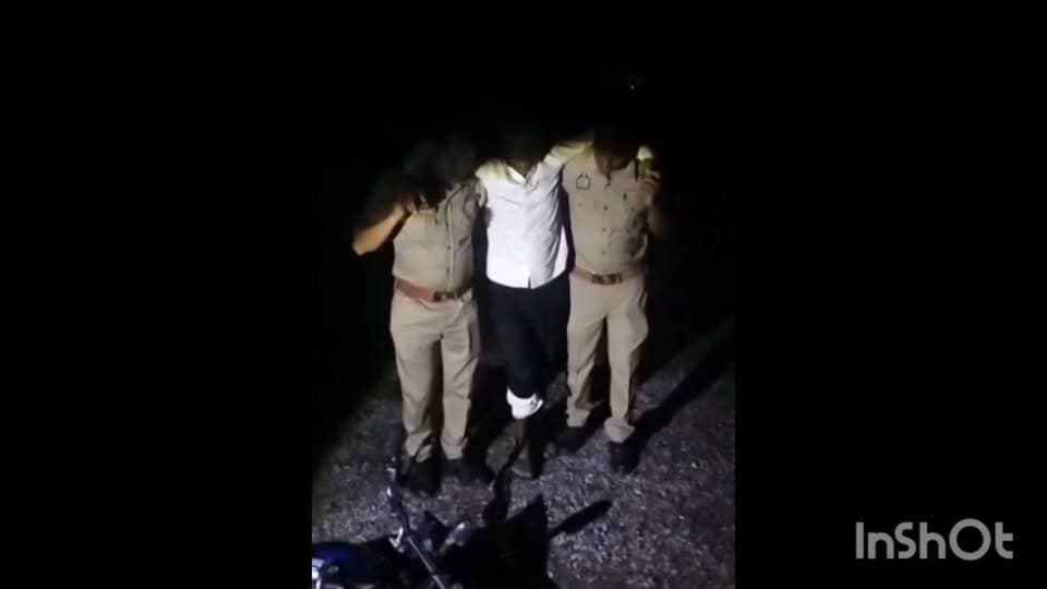 लूट की घटना को अंजाम देने वाली शातिर अभियुक्त को पुलिस ने मुठभेड़ के दौरान किया गिरफ्तार पैर में लगी गोली
