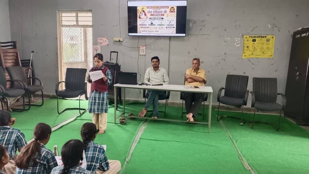 सांदीपनि विद्यालय में भाषण प्रतियोगिता आयोजित
-----
संत शिरोमणि रविदास जी की 650वीं जयंती के उपलक्ष्य में सांदीपनि विद्यालय, श्योपुर में विद्यार्थियों के लिए भाषण प्रतियोगिता का आयोजन किया गया। प्रतियोगिता में विद्यार्थियों ने संत रविदास जी के जीवन, विचारों, सामाजिक समरसता एवं मानवता के संदेश को अपने भाषणों के माध्यम से अभिव्यक्त किया।
भाषण प्रतियोगिता का संचालन श्री सोनू जैन एवं श्री नरेंद्र शर्मा द्वारा किया गया। उक्त प्रतियोगिता में वेदिका शर्मा ने प्रथम स्थान, प्रगति बेरवा ने द्वितीय स्थान तथा पूर्ति धाकड़ ने तृतीय स्थान प्राप्त किया।
इस अवसर पर विद्यालय के प्राचार्य श्री अशोक खंडेलवाल ने विद्यार्थियों का उत्साहवर्धन करते हुए संत रविदास जी के आदर्शों एवं उनके समतामूलक विचारों को जीवन में अपनाने का संदेश दिया। विद्यालय परिवार द्वारा विजेता विद्यार्थियों को बधाई एवं शुभकामनाएँ दी गईं। ऐसे आयोजनों से विद्यार्थियों में अभिव्यक्ति-कौशल के साथ-साथ महापुरुषों के आदर्शों एवं विचारों के प्रति सम्मान की भावना विकसित होती है।
-
CM Madhya Pradesh
Jansampark Madhya Pradesh
#JansamparkMP
#sheopur