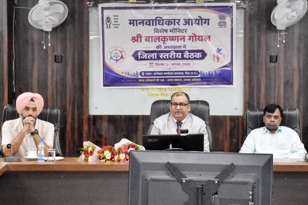 ➡️ मानवाधिकार आयोग के स्पेशल मानिटर बालकृष्ण गोयल ने कलेक्ट्रेट में आयोजित बैठक में कहा...
➡️ मानवाधिकार आयोग में बिना फीस, बिना वकील होती है आवेदनों की सुनवाई.
➡️ हर मनुष्य के संवैधानिक अधिकारों की रक्षा करता है मानवाधिकार आयोग.
______________________
राष्ट्रीय मानवाधिकार आयोग के विशेष मानिटर बालकृष्ण गोयल ने कलेक्ट्रेट के मोहन सभागार में आयोजित बैठक में अधिकारियों को निर्देश दिए। श्री गोयल ने कहा कि हर व्यक्ति को संविधान के आर्टिकल 21 में प्राप्त अधिकारों का आयोग संरक्षक है। आयोग की वेबसाइट एचआरसीएनईटी डॉट एनआईसी डॉट इन कोई भी व्यक्ति अपने अधिकारों की रक्षा के लिए शिकायत दर्ज कर सकता है। आयोग बिना फीस, बिना वकील के प्रकरण की सुनवाई करके उसका निराकरण कराता है। हर वर्ष आयोग 1.5 लाख से अधिक आवेदनों का निराकरण करता है। यह भारत का सर्वोच्च आयोग है। बैठक में कलेक्टर और पुलिस अधीक्षक ने श्री गोयल को स्मृति चिन्ह भेंट कर सम्मानित किया।
बैठक में श्री गोयल ने कहा कि आयोग के प्रतिनिधि के रूप में सात दिन तक रीवा जिले का भ्रमण किया गया। भ्रमण के दौरान केन्द्रीय जेल, छात्रावास, उचित मूल्य दुकान, अस्पताल, बाल सम्प्रेक्षण गृह, वृद्धाश्रम तथा अन्य संस्थाओं का निरीक्षण किया गया। इन संस्थाओं में जो कमियाँ दिखाई दीं उन्हें संबंधित अधिकारी दूर कराएं। मानव के शिक्षा, स्वास्थ्य तथा आम जीवन से जुड़ी हर सुविधा की आयोग निगरानी करता है। मीडिया के विभिन्न माध्यमों से प्राप्त सूचनाओं का विश्लेषण करके भी स्वत: संज्ञान के आधार पर कार्यवाही की जाती है। राष्ट्रीय आयोग तथा राज्य मानवाधिकार आयोग एक ही वेबसाइट से जुड़े हैं। आयोग शासकीय सेवकों के सर्विस मैटर से जुड़ी समस्याओं की भी सुनवाई करता है। सभी अधिकारी मानवाधिकार से आयोग आवेदनों का तत्काल निराकरण कराएं तथा आयोग के निर्देशों पर तत्परता से कार्यवाही करें।
बैठक में श्री गोयल ने कहा कि कस्तूरबा गांधी बालिका छात्रावास बेलवा पैकान के नवीन भवन का तत्काल लोकार्पण कराएं। बाबू जगजीवनराम बालिका छात्रावास में छात्राओं के लिए स्टडी टेबल, खेल सामग्री, कंट्रोल्ड वाईफाई तथा इनवर्टर की व्यवस्था कराएं। भवन की लिफ्ट की तत्काल मरम्मत कराएं। मुख्य चिकित्सा एवं स्वास्थ्य अधिकारी छात्रावास में प्राथमिक उपचार की किट रखें तथा हर महीने छात्राओं के स्वास्थ्य की जाँच के लिए शिविर लगाएं। वृद्धाश्रम से लोक निर्माण विभाग का कार्यालय तत्काल हटाएं। श्री गोयल ने अधिकारियों को अस्पतालों की व्यवस्था में सुधार, जेल में कौशल उन्नयन प्रशिक्षण, बाल सम्प्रेक्षण गृह की व्यवस्थाओं में सुधार तथा पेयजल की नियमित जाँच कराने के संबंध में निर्देश दिए। श्री गोयल ने कहा कि बाढ़ की आपदा में कलेक्टर, एसपी और अन्य अधिकारियों ने बहुत अच्छा कार्य किया जिससे जान-माल का नुकसान कम हुआ। वृद्धाश्रम में व्यवस्थाएं अच्छी हैं। यहाँ के 6 वृद्धों ने देहदान का अनुकरणीय कार्य किया है। रेडक्रास समिति द्वारा इन्हें दधीचि सम्मान देने का नवाचार अन्य जिलों में भी लागू कराया जाएगा।
बैठक में कलेक्टर नरेन्द्र कुमार सूर्यवंशी ने कहा कि आम जनता को शासन की ओर से मिलने वाली सुविधाओं तथा जनकल्याण को सर्वोच्च प्राथमिकता दी जा रही है। मानवाधिकार आयोग से जो निर्देश प्राप्त हुए हैं उनका तत्परता से पालन होगा। बैठक में जिला कार्यक्रम अधिकारी महिला एवं बाल विकास नयन सिंह ने मानवाधिकार आयोग के विशेष मानिटर द्वारा जिले में भ्रमण का प्रतिवेदन प्रस्तुत किया। बैठक में पुलिस अधीक्षक डॉ. गुरूकरण सिंह, मुख्य कार्यपालन अधिकारी जिला पंचायत मेहताब सिंह गुर्जर, अपर कलेक्टर श्रीमती सपना त्रिपाठी, अतिरिक्त पुलिस अधीक्षक भावना मरावी, सभी एसडीएम तथा संबंधित अधिकारी उपस्थित रहे।
Jansampark Madhya Pradesh
#Rewa #रीवा