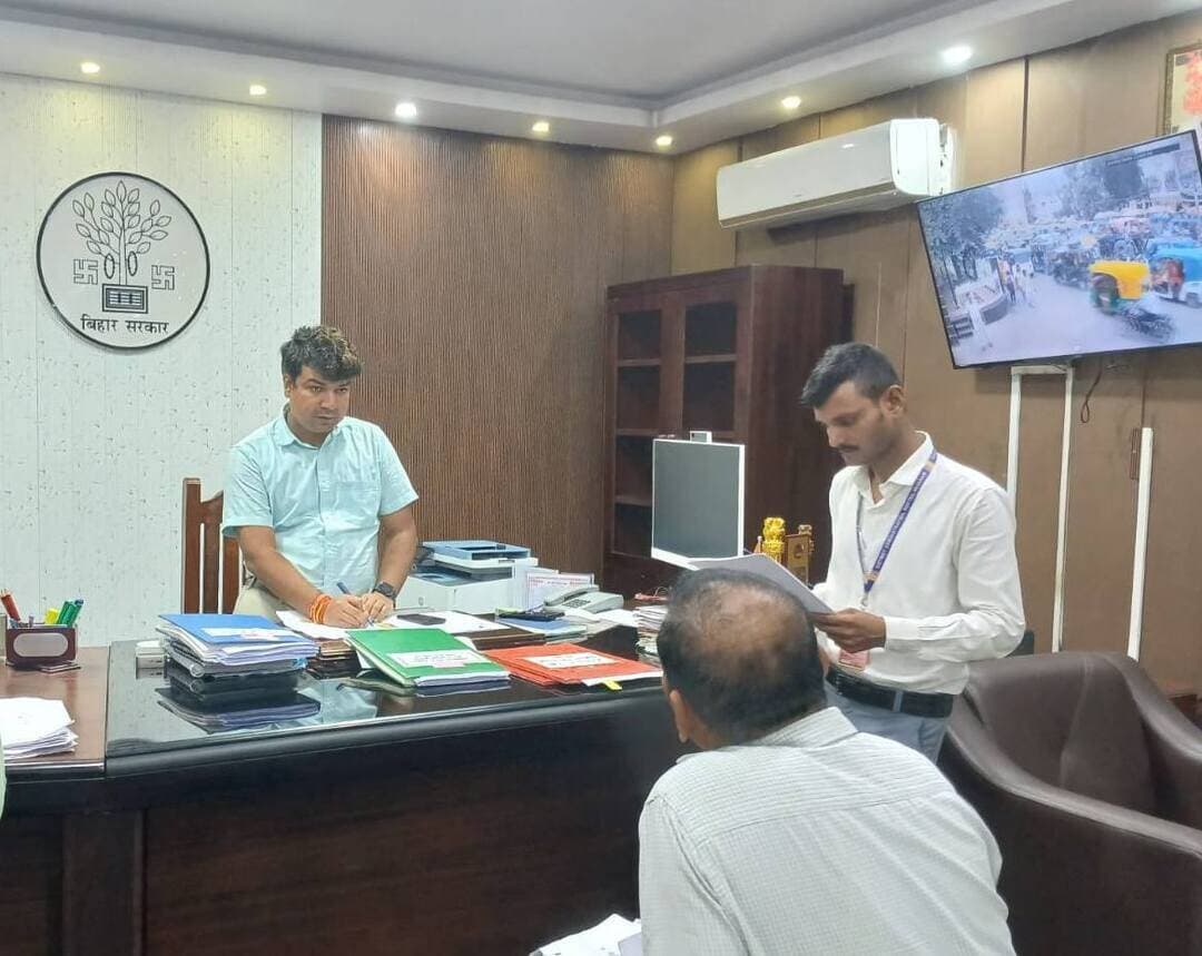 🏛️ “सबका सम्मान–जीवन आसान”
आज दिनांक 24.08.2026 को जिला पदाधिकारी, रोहतास श्री दीपक कुमार मिश्रा ने समाहरणालय में आयोजित जनता दरबार के दौरान आम नागरिकों की समस्याओं को संवेदनशीलता से सुना। इस दौरान कुल 54 आवेदन प्राप्त हुए।
🔹 जिला पदाधिकारी द्वारा प्रत्येक मामले को गंभीरता से लेते हुए संबंधित अधिकारियों को समयबद्ध एवं नियमानुसार कार्रवाई कर त्वरित समाधान सुनिश्चित करने का निर्देश दिया गया।
#IPRD
#JantaDarbar
#DistrictAdministrationRohtas #SabkaSammanJeevanAasan
Information & Public Relations Department, Government of Bihar