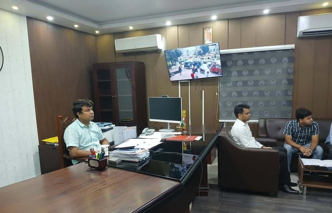 बिहार में विद्यार्थियों को गुणवत्तापूर्ण एवं सहज शैक्षणिक सहायता उपलब्ध कराने की दिशा में राज्य के 700 सरस्वती विद्या निकेतन मॉडल विद्यालयों में ‘बिहार विद्या साथी’ नामक 24×7, 1:1 इंटरैक्टिव लर्निंग प्लेटफॉर्म का शुभारंभ माननीय मुख्यमंत्री, बिहार श्री सम्राट चौधरी द्वारा किया गया।
इस अवसर पर रोहतास जिले से जिला पदाधिकारी, विशेष कार्य पदाधिकारी, जिला कार्यक्रम पदाधिकारी समग्र शिक्षा, जिला कार्यक्रम पदाधिकारी माध्यमिक शिक्षा सहित शेरशाह सूरी उच्चतर माध्यमिक विद्यालय की छात्राएं एवं शिक्षक-शिक्षिकाएं वीडियो कॉन्फ्रेंसिंग के माध्यम से शामिल हुए।
‘बिहार विद्या साथी’ विशेष रूप से कक्षा 9 से 12 तक के विद्यार्थियों के लिए तैयार किया गया है। इसके माध्यम से विद्यार्थियों को 24×7 निःशुल्क विषय विशेषज्ञ शिक्षकों की सहायता, पसंद के शिक्षक से पढ़ने की सुविधा, तत्काल शंका समाधान, ऑनलाइन अध्ययन, AI आधारित शैक्षणिक सहयोग तथा व्यक्तिगत 1:1 इंटरैक्टिव लर्निंग की सुविधा मिलेगी।
इस पहल का उद्देश्य विद्यार्थियों की सीखने की प्रक्रिया को अधिक प्रभावी, व्यक्तिगत एवं तकनीक-सक्षम बनाना है।
#IPRD
#BiharVidyaSathi
#Students
#BiharGovernment
Information & Public Relations Department, Government of Bihar
Bihar Education Department