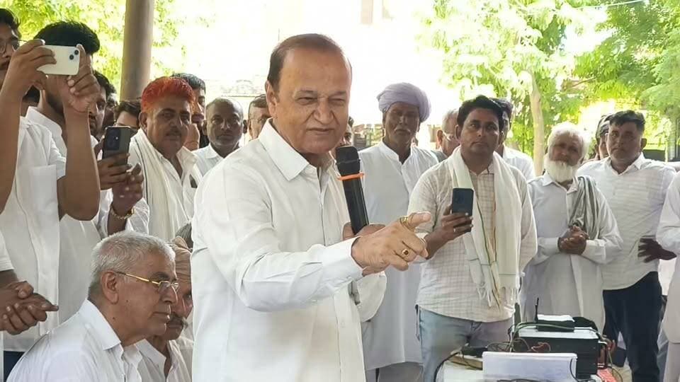 झंडे के डंडे....