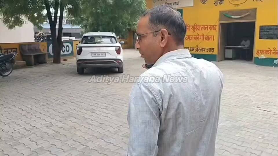 GM सहकारी समिति से किसान यूनियन के जिला प्रधान अजीत कुमार ने 3 कर्मचारियों की नियुक्तियों में अनियमितता को लेकर बातचीत