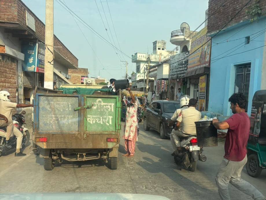 नगर परिषद प्रशासन ने पुलिस बल को साथ लेकर किया सफाई व्यवस्था दुरुस्त करने का प्रयास
भिवानी,24 अगस्त। नगर परिषद प्रशासन का हर संभव प्रयास है कि शहर में किसी भी तरह से सफाई व्यवस्था दुरुस्त हो। इसी को लेकर नगर परिषद प्रशासन ने पुलिस बल की सहायता से शहर में कुछ जगह ऑटो टिपर घुमाए। कुछ जगह पर शहर वासियों ने टिप्पर में कचरा भी डाला।
उल्लेखनीय है कि सफाई कर्मचारियों की हड़ताल के चलते शहर में भी सफाई व्यवस्था बाधित है। यहां तक की नगर परिषद सफाई कर्मचारी नगर परिषद प्रशासन की सफाई एजेंसी द्वारा किए जा रहे सफाई प्रयासों को भी बाधित करने का प्रयास कर रहे हैं। इस पर नगर परिषद प्रशासन में पुलिस बल की सहायता से एजेंसी द्वारा शहर में सफाई व्यवस्था दुरुस्त करने की योजना बनाई। योजना अनुसार नगर परिषद प्रशासन सोमवार शाम को शहर में पुलिस बल के साथ एजेंसी के ऑटो टिप्पर निकले।
नगर परिषद प्रशासन शहर में घंटाघर, दिनोद गेट, घंटाघर चौक चिड़ियाघर रोड, बीटीएम चौक पर निकला। इंदिरा कालोनी के पास नगर परिषद के सफाई कर्मचारियों ने विरोध भी किया, लेकिन पुलिस बल के सामने उनकी नहीं चली और उनको वहां से हटा दिया गया। एजेंसी के टिप्परो में कुछ जगह पर लोगों ने कचरा भी डाला।
डीएमसी हरबीर सिंह ने कहा कि नगर परिषद प्रशासन का प्रयास है कि शहर में सफाई व्यवस्था दुरुस्त हो। इसी को लेकर पुलिस की सहायता से शहर ऑटो टिप्पर घुमाए जा रहे हैं।