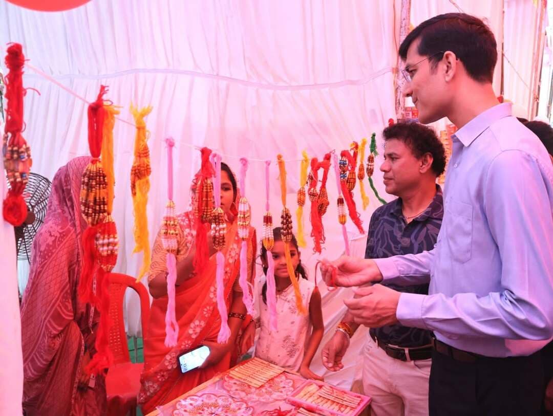 मुरैना। स्व-सहायता समूहों की महिलाओं को अपने उत्पादों के विक्रय के लिए बेहतर मंच उपलब्ध कराने के उद्देश्य से आजीविका राखी मेले का आयोजन किया जा रहा है। पंडित रामप्रसाद बिस्मिल शहीद संग्रहालय के समीप 24 से 27 अगस्त तक चलने वाले इस चार दिवसीय मेले का शुभारंभ कलेक्टर लोकेश कुमार जांगिड़ ने फीता काटकर किया।
मेले में स्व-सहायता समूहों की दीदियों द्वारा तैयार आकर्षक राखियां, श्रृंगार सामग्री एवं अन्य स्थानीय उत्पाद बिक्री के लिए उपलब्ध हैं। जिला प्रशासन ने शहरवासियों से स्थानीय उत्पादों की खरीदारी कर महिलाओं के हुनर और आत्मनिर्भरता को बढ़ावा देने की अपील की है।