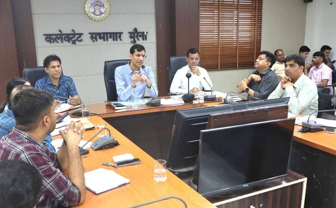 मुरैना। कलेक्टर लोकेश कुमार जांगिड़ ने अधिकारियों को 4 सितंबर को कृषि उपज मंडी परिसर में आयोजित होने वाले बलराम कृषि महोत्सव की तैयारियां समयबद्ध रूप से पूर्ण करने के निर्देश दिए। कार्यक्रम में मुख्यमंत्री डॉ. मोहन यादव वर्चुअली जुड़ेंगे।
बैठक में कलेक्टर ने जनगणना कार्य 30 अगस्त तक पूरा करने, डाटा की शुद्धता सुनिश्चित करने तथा जन अभियान के लंबित प्रकरणों का प्राथमिकता से निराकरण करने के निर्देश दिए। साथ ही पात्र किसानों को पैक्स से जोड़कर किसान क्रेडिट कार्ड जारी करने और फार्मर आईडी कार्य में लापरवाही पर कार्रवाई की चेतावनी दी।
कलेक्टर ने विद्यार्थियों के आवागमन, मध्यान्ह भोजन, संबल योजना और सीएम राइज स्कूलों सहित विभिन्न फ्लैगशिप योजनाओं की प्रगति की समीक्षा कर अधिकारियों को गुणवत्ता और समय-सीमा का विशेष ध्यान रखने के निर्देश दिए।
