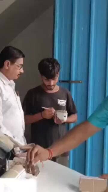 हापुड़- खाद्य सुरक्षा विभाग की बड़ी कार्रवाई, क्रीम से भरी सेंट्रो कार पकड़ी #shorts