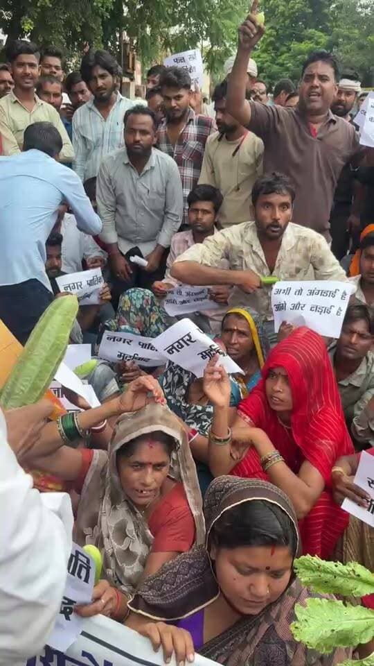 छतरपुर नगर पालिका के खिलाफ हाथ ठेला बालों ने खोला मोर्चा छोटे उद्योग कर्मी पहुंचे जन सुनवाई में
#breakingnews #chhatarpur #viralnews