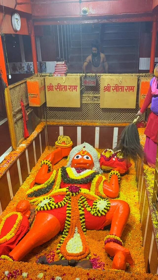 Hanuman ji Maharaj 🙏🏻🕉️
Follow @my_world_prayagraj
#hanuman #hanumanji #hanumanchalisa #bajrangbali #hanumantemple