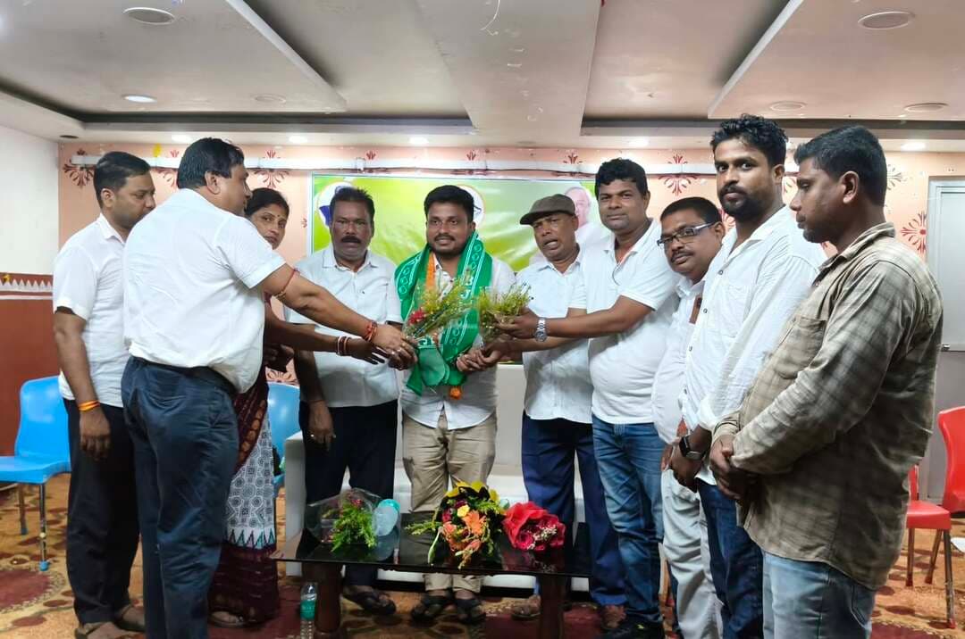 #ବସ୍ତା_ବିଜୁ_ଯୁବଛାତ୍ର_ଜନତା_ଦଳ_ପକ୍ଷରୁ_ସମ୍ବର୍ଦ୍ଧନା_ଅନୁଷ୍ଠିତ
ବସ୍ତା ନିର୍ବାଚନ ମଣ୍ଡଳୀ କଟିପୋଲ ପ୍ରିନ୍ସ କଲ୍ୟାଣ ମଣ୍ଡପ ଠାରେ ସମ୍ବର୍ଦ୍ଧନା ସଭା ଅନୁଷ୍ଠିତ ହୋଇଯାଇଛି ।
ବସ୍ତା ନିର୍ବାଚନ ପ୍ରିନ୍ସ କଲ୍ୟାଣ ମଣ୍ଡଳୀ ଠାରେ ବିଜୁ ଯୁବଛାତ୍ର ଜନତା ଦଳ ପକ୍ଷରୁ ନବନିଯୁକ୍ତ ଜିଲ୍ଲା ଛାତ୍ର ସଭାପତି ହରେକୃଷ୍ଣ ପ୍ରଧାନଙ୍କୁ ଭବ୍ୟ ସମ୍ବର୍ଦ୍ଧନା ଦିଆଯାଇଥିଲା।ଏହି ସମ୍ବର୍ଦ୍ଧନା ସଭାରେ ଦଳର ଯୁବ ଓ ଛାତ୍ର ନେତୃତ୍ୱଙ୍କ ସମେତ ବହୁ କର୍ମୀ ଓ ସମର୍ଥକ ଯୋଗଦେଇ ନବନିଯୁକ୍ତ ଜିଲ୍ଲା ଛାତ୍ର ସଭାପତିଙ୍କୁ ଶୁଭେଚ୍ଛା ଓ ଅଭିନନ୍ଦନ ଜଣାଇଥିଲେ।ସଭାରେ ଆଗାମୀ ଦିନରେ ଦଳକୁ ତୃଣମୂଳସ୍ତରରେ ଆହୁରି ସୁଦୃଢ଼ କରିବା, ଛାତ୍ର ଓ ଯୁବମାନଙ୍କୁ ଅଧିକ ସଂଗଠିତ କରିବା ସହ ନୂତନ ପିଢ଼ିର ସମସ୍ୟା ଓ ଅଧିକାରକୁ ନେଇ ଲଢ଼େଇ ଜାରି ରଖିବା ଉପରେ ଆଲୋଚନା ହୋଇଥିଲା।ନବନିଯୁକ୍ତ ଜିଲ୍ଲା ଛାତ୍ର ସଭାପତି ହରେକୃଷ୍ଣ ପ୍ରଧାନ ଛାତ୍ର ଓ ଯୁବ ସମାଜକୁ ଏକଜୁଟ କରି ଦଳର ସଂଗଠନକୁ ଆହୁରି ମଜବୁତ କରିବା ସହ ଆଗାମୀ ଦିନରେ ଦଳୀୟ କାର୍ଯ୍ୟକ୍ରମକୁ ତୃଣମୂଳସ୍ତରରେ ପହଞ୍ଚାଇବାକୁ ପ୍ରତିବଦ୍ଧତା ପ୍ରକାଶ କରିଥିଲେ।ସଭା ଶେଷରେ ନୂତନ ଜିଲ୍ଲା ଛାତ୍ର ସଭାପତିଙ୍କୁ ପୁଷ୍ପଗୁଚ୍ଛ ଓ ଉତ୍ତରୀୟ ପ୍ରଦାନ କରି ସମ୍ବର୍ଦ୍ଧିତ କରାଯାଇଥିଲା।
#fightcoronavirus #nabinpattanayak #bjd #BijuJanataDalOdisha #biju Mahadev Das Rabinarayan Satpathy Naveen Patnaik Bjd Fan Odisha Snehangini Chhuria Manas Ranjan Behera Rajkishore Behera Mahima TV BYJD BASTA Ajit Kumar Sahoo Journalist Pranab Prakash Das Jyoti Prakash Panigrahi Goutambuddha Das Dinabandhu Pradhan