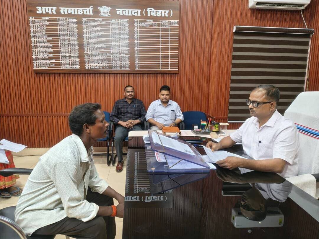 जिला स्तरीय जनसुनवाई में 14 परिवाद दर्ज, कई मामलों का ऑन द स्पॉट निष्पादन।
बिहार सरकार के सात निश्चय-3 के सातवें निश्चय “सबका सम्मान-जीवन आसान (Ease of Living)” का मुख्य उद्देश्य राज्य के सभी नागरिकों के दैनिक जीवन में आने वाली कठिनाइयों को कम कर उनके जीवन को अधिक सरल, सहज एवं सम्मानजनक बनाना है। इस निश्चय के अंतर्गत आमजनों को सरकारी कार्यालयों से संबंधित कार्यों के निष्पादन में किसी प्रकार की असुविधा का सामना न करना पड़े, इसके लिए प्रत्येक सप्ताह सोमवार एवं शुक्रवार को जिले के सभी सरकारी कार्यालयों में जनसुनवाई आयोजित किए जाने की व्यवस्था की गई है।
जिला पदाधिकारी, नवादा श्री रवि प्रकाश के निर्देश के आलोक में आज जिला स्तर पर जनसुनवाई का आयोजन अपर समाहर्ता, नवादा श्री मनोज कुमार की अध्यक्षता में किया गया। जनसुनवाई के दौरान जिले के विभिन्न क्षेत्रों से आए आमजनों द्वारा कुल 14 शिकायतें दर्ज कराई गईं। अपर समाहर्ता द्वारा परिवादियों की समस्याओं को गंभीरतापूर्वक सुनते हुए कई मामलों का ऑन द स्पॉट निष्पादन किया गया, जबकि शेष मामलों को संबंधित विभागीय पदाधिकारियों को जाँचोपरांत आवश्यक कार्रवाई हेतु अग्रसारित किया गया।
जनसुनवाई के दौरान थाना वारिसलीगंज, ग्राम हैवतपुर के सुनील रविदास द्वारा नाली निर्माण, थाना कौआकोल, ग्राम जोगाचक के जयप्रकाश यादव द्वारा ट्रांसफार्मर स्थापित करने, थाना रोह, ग्राम मरूई टोला के अर्जुन यादव द्वारा भूमि विवाद तथा थाना मुफस्सिल, ग्राम माधो बिगहा की माधुरी देवी द्वारा जमीन की राशि के भुगतान से संबंधित आवेदन प्रस्तुत किया गया। इसके अतिरिक्त अन्य परिवादियों द्वारा भी विभिन्न प्रकार की शिकायतें एवं समस्याएँ प्रस्तुत की गईं।
अपर समाहर्ता द्वारा संबंधित पदाधिकारियों को प्राप्त सभी मामलों का समयबद्ध, पारदर्शी एवं नियमानुसार निष्पादन सुनिश्चित करने का निर्देश दिया गया।
इसी क्रम में अनुमंडल कार्यालय, नवादा में भी जनसुनवाई का आयोजन किया गया।
नवादा से राकेश कुमार चन्दन की रिपोर्ट !