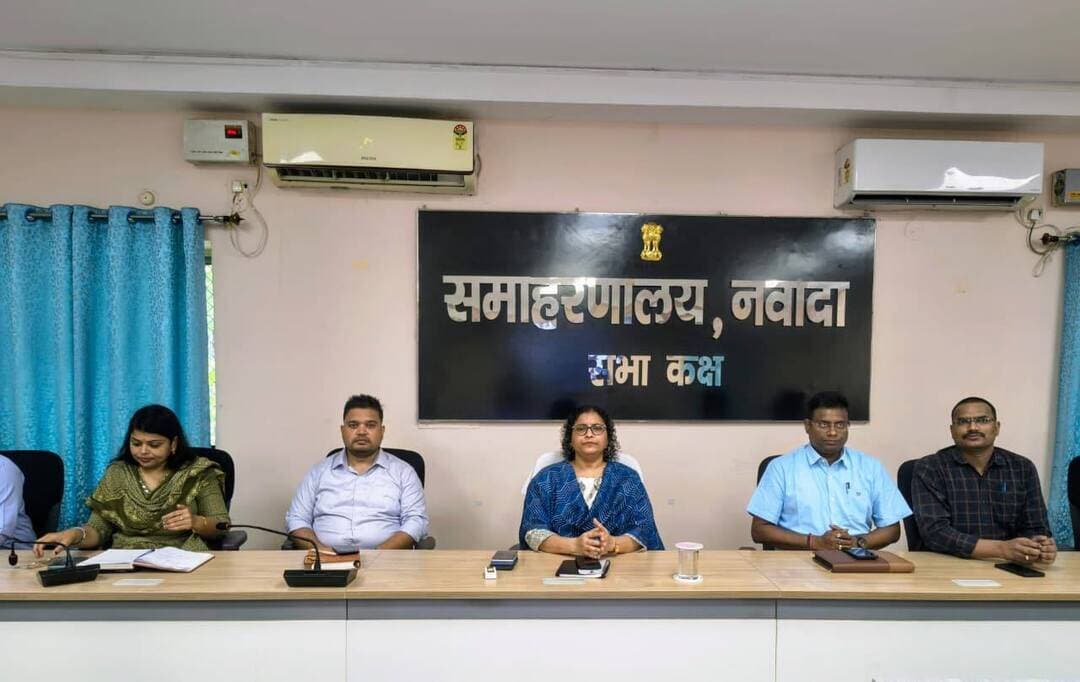 मुख्यमंत्री ने ‘बिहार विद्या साथी’ 24x7 इंटरैक्टिव लर्निंग प्लेटफॉर्म का किया शुभारंभ।
माननीय मुख्यमंत्री श्री सम्राट चौधरी जी ने आज लोक सेवक आवास स्थित ‘संकल्प’ सभागार से वीडियो कॉन्फ्रेंसिंग के माध्यम से राज्य के 38 जिलों के 700 सरस्वती विद्या निकेतन मॉडल विद्यालयों में 24x7, 1:1 इंटरैक्टिव लर्निंग प्लेटफॉर्म ‘बिहार विद्या साथी’ का शुभारंभ किया।
उक्त कार्यक्रम का लाइव प्रसारण समाहरणालय सभाकक्ष, नवादा में प्रभारी जिला पदाधिकारी श्रीमती नीलिमा साहू, जिला स्तरीय पदाधिकारियों एवं प्रोजेक्ट कन्या इंटर स्कूल की छात्राओं की उपस्थिति में किया गया।
कार्यक्रम को संबोधित करते हुए माननीय मुख्यमंत्री जी ने कहा कि ‘बिहार विद्या साथी’ के माध्यम से बच्चों की पढ़ाई और अधिक आसान एवं सुगम होगी। विद्यार्थियों के लिए 24x7 ऑनलाइन शिक्षक उपलब्ध रहेंगे। कक्षा 9 से 12 तक के विद्यार्थियों को निःशुल्क लाइव शिक्षा के साथ अपनी पसंद के शिक्षक से पढ़ने की सुविधा मिलेगी।
उन्होंने कहा कि इस पहल से राज्य के 700 मॉडल विद्यालयों में अध्ययनरत करीब 3 लाख विद्यार्थियों को लाभ मिलेगा। 24x7 वन-टू-वन लाइव ट्यूटर सपोर्ट के लिए करीब 75 हजार शिक्षक उपलब्ध रहेंगे। पढ़ाई के दौरान पाठ से संबंधित किसी भी समस्या का निःशुल्क एवं त्वरित समाधान, अनलिमिटेड पढ़ाई तथा AI टूल्स के माध्यम से कॉन्सेप्ट लर्निंग की सुविधा भी विद्यार्थियों को मिलेगी।
माननीय मुख्यमंत्री जी ने कहा कि ‘बिहार विद्या साथी’ के माध्यम से बिहार बोर्ड की पढ़ाई के साथ-साथ विद्यार्थियों को JEE एवं NEET की तैयारी तथा AI आधारित डिजिटल अध्ययन सामग्री की सुविधा भी उपलब्ध होगी। इससे विद्यार्थियों को गुणवत्तापूर्ण शिक्षा एवं बेहतर शैक्षणिक संसाधनों तक सहज पहुंच सुनिश्चित होगी।
समाहरणालय सभाकक्ष में उपस्थित छात्राओं को संबोधित करते हुए प्रभारी जिला पदाधिकारी श्रीमती नीलिमा साहू ने कहा कि सरकार द्वारा शुरू की गई इस महत्वपूर्ण पहल का सभी विद्यार्थी भरपूर लाभ उठाएं। उन्होंने छात्राओं को ‘बिहार विद्या साथी’ के माध्यम से उपलब्ध शैक्षणिक सुविधाओं का नियमित उपयोग करते हुए अपनी पढ़ाई को और बेहतर बनाने के लिए प्रेरित किया।
इस अवसर पर जिला स्तरीय पदाधिकारी, संबंधित विभागों के पदाधिकारी, शिक्षकगण एवं प्रोजेक्ट कन्या इंटर स्कूल की छात्राएं उपस्थित थीं।
नवादा से राकेश कुमार चन्दन की रिपोर्ट !