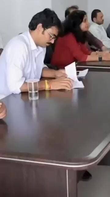 कलेक्टर डा शेर सिंह मीना जनसुनवाई आवेदकों की समस्याएं सुनते हुएजिला आगर मालवा