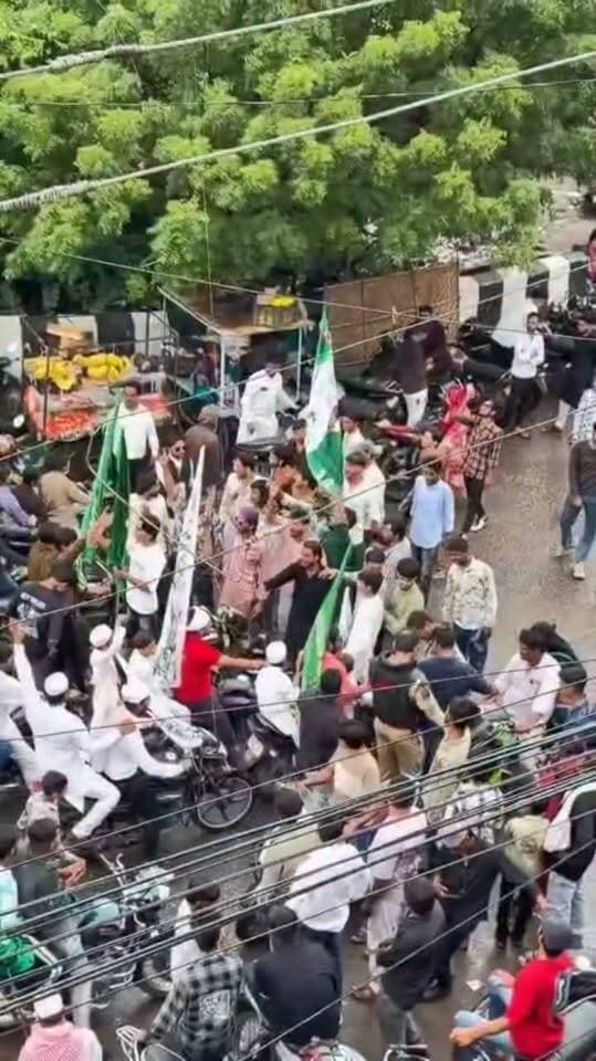 त्यौहार शांति पूर्ण मनाया जाए!
मंदसौर शहर में सामाजिक कार्यक्रमों में कुछ अपवाद स्वरूप लोग उत्पाद मचाते हैं। जिसके चलते होने वाले सामाजिक कार्यक्रम भी बिगड़ते हैं। आज वाहन रैली के दौरान भी कुछ ऐसा ही नजारा देखने को मिला जिसे कोतवाली टीआई पुष्पेंद्र सिंह राठौर द्वारा मामले की नजाकत को समझते हुए एक व्यक्ति को पकड़कर सख्त चेतावनी दी।