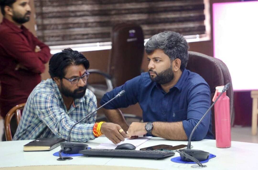 🔹जनसुनवाई में 82 आवेदनों पर हुई सुनवाई,
🔹अतिक्रमण, आवास,सुरक्षा, सीमांकन जैसे अन्य राजस्व मामलों से संबंधित 82 आवेदन हुए प्राप्त
➡️ मंगलवार को कलेक्ट्रेट कार्यालय में जिला पंचायत सीईओ श्री हिमांशु जैन की अध्यक्षता मे जनसुनवाई कार्यक्रम आयोजित किया गया। जिसमें सीईओ श्री जैन ने अधिकारियों के साथ जनसामान्य की समस्याओं पर गंभीरता से सुनवाई की गई। जनसुनवाई में आए 82 आवेदनों पर सुनवाई कर उनका निराकरण किया। उन्होंने संबंधित विभागों के अधिकारियों को प्राप्त आवेदनों का शीघ्र निराकरण करने के निर्देश दिए।
मंगलवार को जनसुनवाई में आए ग्राम मकोडिया निवासी वीरेंद्र कुमार लोवंशी ने प्रधानमंत्री किसान सम्मान निधि की राशि प्रदाय न होने के सम्बन्ध में आवेदन दिया। जिस पर श्री जैन ने संबंधित अधिकारी को जांच कर शीघ्र सहायता प्रदाय करने हेतु निर्देशित किया। नर्मदापुरम निवासी रश्मि गुप्ता ने उनकी भूमि के राजस्व अभिलेख दुरुस्त कराने के सम्बन्ध में आवेदन दिया। जिस पर श्री जैन ने अनुविभागीय अधिकारी नर्मदापुरम को जांच कर शीघ्र अभिलेख दुरुस्त करने के निर्देश दिए। एक अन्य मामले मैं नर्मदापुरम निवासी भावेश श्रोती ने अपने पिता की मृत्यु के पश्चात उनके स्थान पर अनुकंपा नियुक्ति प्रदाय करने के सम्बन्ध में आवेदन दिया। जिस पर श्री जैन ने संबंधित अधिकारी को जांच कर समस्या का निराकरण करने के निर्देश दिए। ग्राम रायपुर निवासी गोविंद कहार ने विद्युत पोल से करेंट लगने के कारण गंभीर रूप से घायल हो गए थे। उन्होंने ने उपचार हेतु सहायता राशि प्रदाय करने के सम्बन्ध में आवेदन दिया। जिस पर श्री जैन ने संबंधित अधिकारी को नियमानुसार सहायता राशि प्रदाय करने के निर्देश दिए।
जनसुनवाई मे आए पेंशन, सीमांकन, अतिक्रमण, विद्युत, राजस्व सम्बन्धी आवेदनों पर सुनवाई कर उनका त्वरित निराकरण किया गया। जनसुनवाई में कलेक्टर श्री राजेश शुक्ला, अनुविभागीय अधिकारी श्री देवेन्द्र प्रताप सिंह सहित अन्य सभी विभागों के अधिकारी उपस्थित रहे।
#narmadapuram CM Madhya Pradesh Dr Mohan Yadav Jansampark Madhya Pradesh General Administration Department, MP Panchayat, Rural Development and Social Welfare Department of Madhya Pradesh