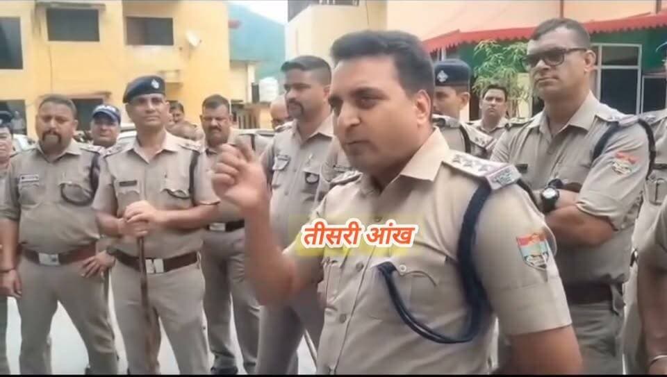 कल देर रात श्रीनगर गढ़वाल में छात्र संघ के पूर्व पदाधिकारियों और छात्रों के साथ CO श्रीनगर द्वारा कथित अभद्र व्यवहार का मामला सामने आया। इसके विरोध में छात्रों ने लोकतांत्रिक तरीके से कोतवाली में धरना दिया।
लंबे संघर्ष के बाद हमारी सलाह पर कोतवाल श्रीनगर द्वारा SSP पौड़ी से दूरभाष पर वार्ता की गई, जिसके बाद मामले में त्वरित कार्रवाई करते हुए CO श्रीनगर का स्थानांतरण कर दिया गया।
