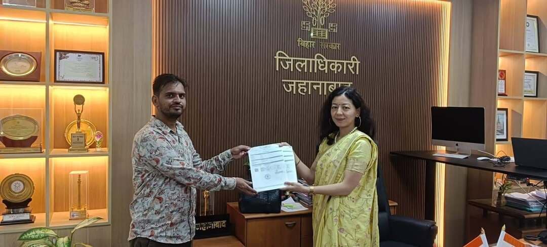 ई-निबंधन व्यवस्था को गति देने के लिए डीएम ने किया पुनः निरीक्षण
जहानाबाद। जिला पदाधिकारी छिरिङ वाई भूटिया ने मंगलवार को निबंधन कार्यालय, जहानाबाद का पुनः निरीक्षण कर ई-निबंधन व्यवस्था के क्रियान्वयन एवं प्रगति की समीक्षा की। उन्होंने अधिकारियों को निर्देश दिया कि नई व्यवस्था को आम नागरिकों के लिए सरल, सहज और पारदर्शी बनाया जाए तथा आवश्यक तकनीकी सहयोग उपलब्ध कराया जाए।
डीएम ने स्पष्ट किया कि पेपरलेस व्यवस्था का अर्थ यह नहीं है कि निबंधित दस्तावेज की कागजी प्रति लाभुकों को नहीं मिलेगी। पेपरलेस व्यवस्था मुख्य रूप से सरकारी अभिलेखों और विभागीय प्रक्रियाओं के डिजिटलीकरण से संबंधित है। निबंधन प्रक्रिया पूरी होने के बाद संबंधित पक्षकारों को निबंधित दस्तावेज की हार्ड कॉपी उपलब्ध कराई जाती रहेगी।
निरीक्षण के दौरान ई-निबंधन की तकनीकी प्रक्रिया, दस्तावेजों के निष्पादन और आम नागरिकों व सेवा प्रदाताओं को मिल रही सुविधाओं की भी समीक्षा की गई। सेवा प्रदाताओं को ई-निबंधन प्रणाली से सुचारू रूप से जोड़ने के लिए हैंड्स-ऑन ट्रेनिंग एवं आवश्यक तकनीकी प्रशिक्षण दिया गया है।
ई-निबंधन को लेकर लोगों में व्याप्त भ्रांतियों को दूर करने के लिए 27 अगस्त को जिले के सभी अंचलों में जागरूकता शिविर लगाए जाएंगे। इसमें निबंधन कार्यालय के कर्मी उपस्थित रहकर नागरिकों एवं सेवा प्रदाताओं को प्रक्रिया की जानकारी और तकनीकी सहायता देंगे।
ई-निबंधन के लिए निर्धारित नौ दस्तावेजों में सफलतापूर्वक निबंधित दस्तावेजों की हार्ड कॉपी डीएम ने स्वयं श्री अमरजीत कुमार एवं श्री सत्येन्द्र कुमार को प्रदान की। उन्होंने कहा कि नई व्यवस्था का उद्देश्य निबंधन प्रक्रिया को सरल, पारदर्शी, सुरक्षित और तकनीक आधारित बनाना है।
जिला प्रशासन ने आम लोगों से अपील की है कि वे ई-निबंधन को लेकर किसी भी प्रकार की भ्रांति से बचें और 27 अगस्त को आयोजित जागरूकता शिविरों का लाभ उठाएं।