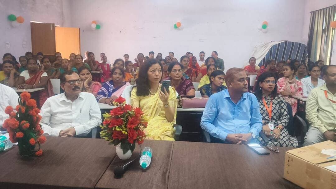 एनीमिया मुक्त बिहार अभियान का जिला स्तरीय शुभारंभ
जहानाबाद। एनीमिया मुक्त बिहार अभियान का मंगलवार को जिले में शुभारंभ किया गया। मुख्यमंत्री सम्राट चौधरी ने वीडियो कॉन्फ्रेंसिंग के माध्यम से राज्यव्यापी अभियान का शुभारंभ किया। इसमें जिला पदाधिकारी श्रीमती छिरिङ वाई भूटिया सहित जिले के पदाधिकारी एवं स्वास्थ्यकर्मी शामिल हुए।
इसी क्रम में सदर अस्पताल, जहानाबाद में जिला स्तरीय कार्यक्रम आयोजित किया गया। कार्यक्रम की अध्यक्षता जिला पदाधिकारी ने की। मौके पर सिविल सर्जन, जिला कार्यक्रम प्रबंधक, जिला प्रतिरक्षण पदाधिकारी, जिला कार्यक्रम समन्वयक, जिला सामुदायिक उत्प्रेरक, पिरामल फाउंडेशन के प्रतिनिधि एवं स्वास्थ्यकर्मी उपस्थित थे।
जिला पदाधिकारी ने कहा कि एनीमिया विशेषकर महिलाओं, किशोरियों और बच्चों के लिए गंभीर स्वास्थ्य समस्या है। इससे कार्यक्षमता और रोग प्रतिरोधक क्षमता प्रभावित होती है। अभियान का उद्देश्य जिले की प्रत्येक पंचायत के हर घर तक पहुंचकर एनीमिया की जांच और शत-प्रतिशत उपचार सुनिश्चित करना है। उन्होंने आशा कार्यकर्ताओं, एएनएम, सीएचओ, बीएचएम एवं आरबीएसके मोबाइल हेल्थ टीम को अभियान में सक्रिय भागीदारी सुनिश्चित करने का निर्देश दिया।
सिविल सर्जन ने बताया कि अभियान 25 अगस्त से 30 नवंबर 2026 तक चलेगा। सरकारी स्वास्थ्य संस्थानों, हेल्थ एंड वेलनेस सेंटरों, वीएचएसएनडी सत्रों और सरकारी विद्यालयों में डिजिटल हीमोग्लोबिनोमीटर से निशुल्क हीमोग्लोबिन जांच की जाएगी। जिले में लक्ष्य के अनुसार प्रत्येक पंचायत में प्रतिदिन 20 लाभार्थियों की जांच का लक्ष्य रखा गया है।
जांच के बाद हीमोग्लोबिन स्तर के आधार पर लाल, नीली और गुलाबी आयरन की गोलियां, सिरप तथा आवश्यकता पड़ने पर एफसीएम इंजेक्शन निशुल्क उपलब्ध कराया जाएगा। अभियान में छह माह से 19 वर्ष तक के बच्चों, किशोरियों, गर्भवती महिलाओं एवं धात्री माताओं पर विशेष ध्यान दिया जाएगा। जांच और उपचार से संबंधित जानकारी प्रतिदिन एनीमिया मुक्त भारत एप पर अपलोड की जाएगी।
कार्यक्रम के अंत में उपस्थित पदाधिकारियों एवं स्वास्थ्यकर्मियों को एनीमिया मुक्त बिहार बनाने की शपथ दिलाई गई।