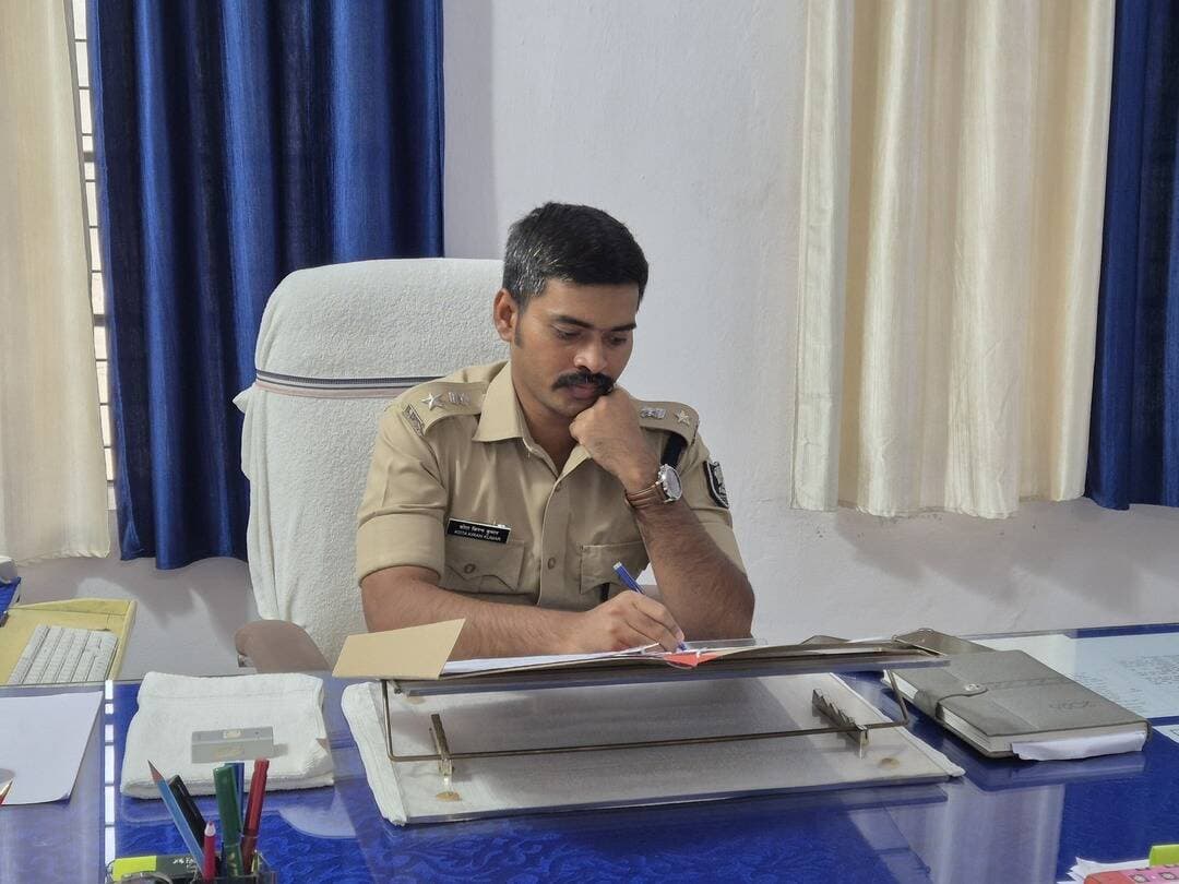लाइन डे पर पुलिसकर्मियों की समस्याएं सुनीं, समाधान के दिए निर्देश
जहानाबाद। पुलिस अधीक्षक किरण कुमार ने मंगलवार को पुलिस केंद्र, जहानाबाद में आयोजित लाइन डे के अवसर पर पुलिस पदाधिकारियों एवं कर्मियों की विभिन्न समस्याओं को सुना। उन्होंने संबंधित कर्मियों से समस्याओं की जानकारी लेते हुए उनके त्वरित एवं नियमानुसार समाधान के लिए संबंधित शाखा के पदाधिकारियों को आवश्यक निर्देश दिए।
पुलिस अधीक्षक ने कहा कि पुलिसकर्मियों की समस्याओं का समयबद्ध समाधान सुनिश्चित करना आवश्यक है, ताकि वे बेहतर मनोबल के साथ अपने कर्तव्यों का निर्वहन कर सकें। संबंधित शाखाओं को प्राप्त समस्याओं पर प्राथमिकता के आधार पर कार्रवाई करने का निर्देश दिया गया।