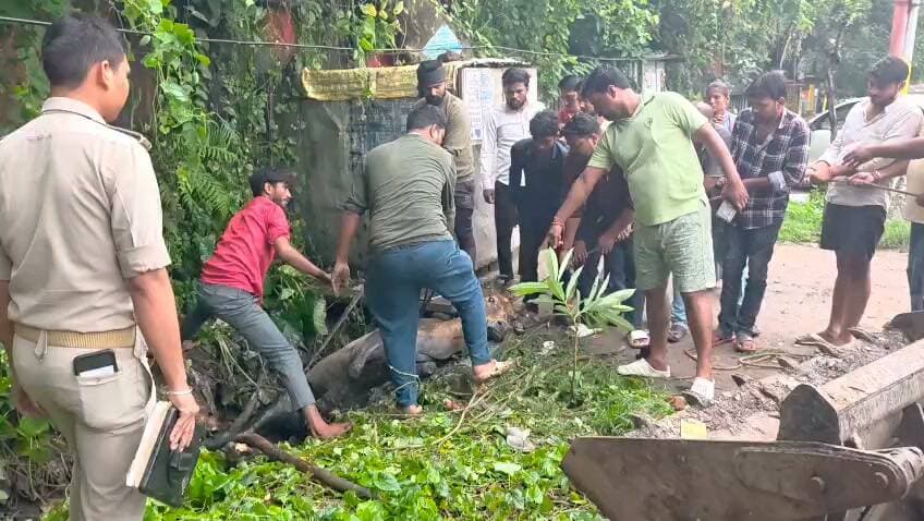 गोंडा नगर पालिका परिषद क्षेत्र सिंचाई विभाग के सामने एक गाय खुले नाले में गिर गई,स्थानीय लोगों ने कड़ी मशक्कत के बाद उसे सुरक्षित बाहर निकाला। यह घटना नगर में खुले पड़े नालों से उत्पन्न खतरे को उजागर करती है।गाय काफी देर तक नाले में फंसी तड़पती रही। सूचना मिलने पर आसपास के लोग मौके पर पहुंचे और बचाव अभियान चलाया।इस घटना के साथ ही नगर पालिका की तमाम तरह की दुश्वरियों से लोगों को रोज दो चार होना पड़ता है। यही वजह है की गोंडा की इस स्थानीय निकाय को लोग नगर पालिका कम, नरक पालिका कहने लगे हैँ।