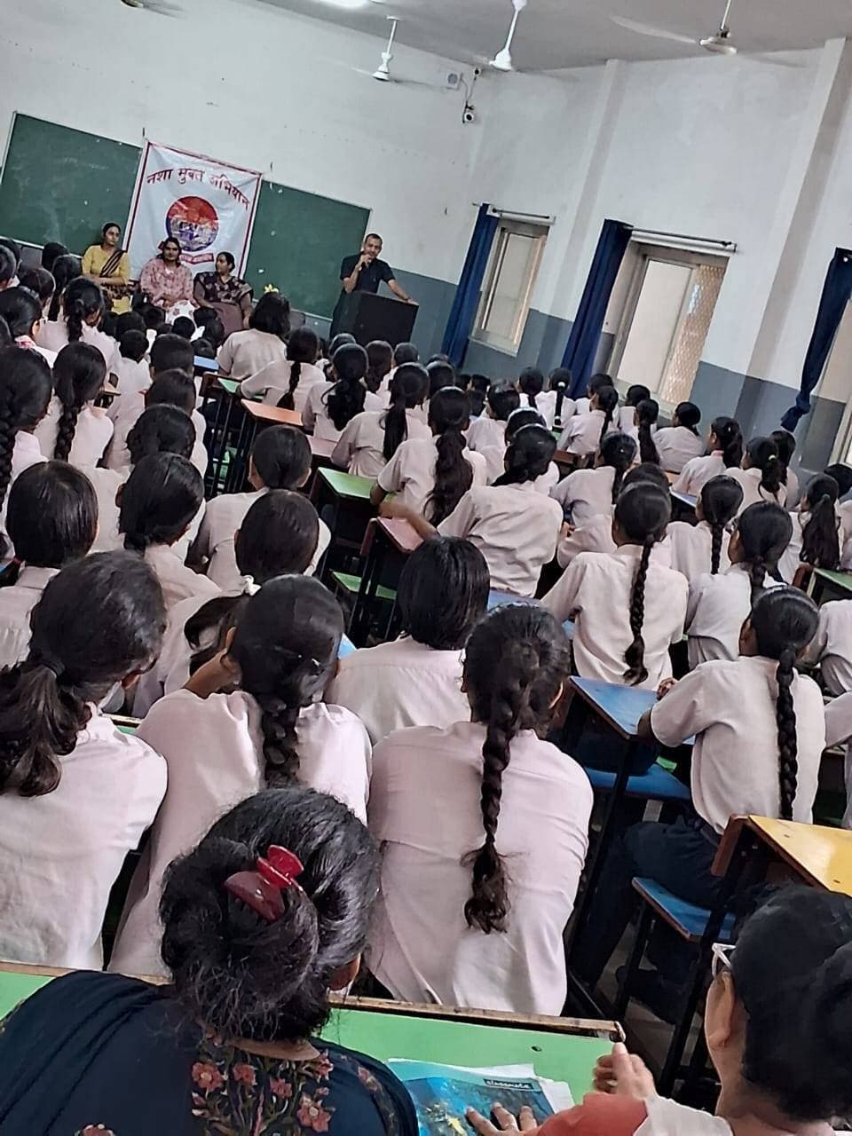 एसपी रेवाड़ी श्री हेमेंद्र कुमार मीणा के कुशल मार्गदर्शन में "नशा मुक्त हरियाणा पखवाडा" अंतर्गत रेवाड़ी पुलिस का नशे के खिलाफ जागरुकता अभियान निरंतर जारी।
रेवाड़ी पुलिस की विभिन्न टीमों ने अलग-अलग स्थान पर जागरूकता अभियान चलाकर करीब 600 विधार्थियों को नशे के दुष्प्रभाव एवं बचाव बारे किया जागरूक।
नशा गतिविधियों की सूचना MANAS हेल्पलाइन नंबर 1933 एवं डायल 112 दे- एसपी रेवाड़ी
रेवाड़ी समाचार पंकज कुमार।
रेवाड़ी । डीएसपी कोसली श्री विद्यानंद ने बताया कि पुलिस महानिदेशक हरियाणा श्री अजय सिंघल के आदेशों एंव श्री संजय कुमार अतिरिक्त पुलिस महानिदेशक हरियाणा नारकोटिक्स कंट्रोल ब्यूरो, पंचकुला के निर्देशों की पालना में तथा एसपी रेवाड़ी श्री हेमेंद्र कुमार मीणा के कुशल मार्गदर्शन में रेवाड़ी पुलिस द्वारा दिनांक 17 अगस्त से 31 अगस्त तक नशे के खिलाफ एक विशेष अभियान “नशे मुक्त हरियाणा पखवाड़ा” शुरू किया हुआ है। जिले में इस अभियान के और अधिक सफल बनाने के लिए पुलिस अधीक्षक श्री हेमेंद्र कुमार मीणा ने जिला पुलिस की नशा मुक्त टीम सहित सभी पर्यवेक्षण अधिकार, थाना प्रबंधक व चौकी इंचार्जों को विशेष दिशा निर्देश दिए हुए थे। इस अभियान का मुख्य उद्देश्य मादक पदार्थों के दुरुपयोग और उनकी अवैध तस्करी के प्रति समाज में जन-जागरूकता फैलाना है, साथ ही युवाओं को नशे की गिरफ्त में आने से रोककर एक स्वस्थ, सुरक्षित और जागरूक समाज का निर्माण करना है।
इसी कड़ी में आज जिला पुलिस की नशा मुक्त टीम व थाना जाटूसाना पुलिस टीम द्वारा ऑक्सब्रिज स्कूल धारूहेड़ा, गवर्नमेंट स्कूल गांव लाला व गवर्नमेंट स्कूल गांव जाटूसाना में नशे के खिलाफ जागरूकता कार्यक्रम का आयोजन करके करीब 600 विद्यार्थियों को नशे से होने वाले दुष्प्रभाव व बचाव बारे किया गया जागरूक। युवाओं व आमजन को नशे से दूर रहने तथा शिक्षा व खेलों से जुड़ने के लिए प्रेरित किया गया तथा नशा ना करने की शपथ भी दिलवाई गई।
इस अवसर पर एसपी रेवाड़ी श्री हेमेंद्र कुमार मीणा ने कहा कि जिला पुलिस अपने स्तर पर नशे के खिलाफ जोरदार अभियान चलाए हुए हैं, जिसके तहत नशा तस्करों पर शिकंजा कसा जा रहा है तथा युवाओं को विभिन्न खेल गतिविधियों तथा कार्यक्रमों के माध्यम से नशे के खिलाफ जागरूक भी किया जा रहा है। उन्होंने कहा कि पुलिस के अभियान से प्रेरित होकर जहां युवा शिक्षा और खेल गतिविधियों की ओर अग्रसर हो रहे हैं वहीं पर अनेक नशा ग्रस्त युवकों ने नशा छोड़ने की पहल भी की है, जिनका स्थानीय प्रशासन की मदद से इलाज करवाकर उन्हें फिर से समाज की मुख्य धारा में शामिल किया गया है। उन्होंने कहा कि नशा बेचने वालों की असली जगह जेल में है, इसलिए नशे का कारोबार करने वालों की सूचना निःसंकोच होकर पुलिस को दें, पुलिस प्रशासन की ओर से कड़ी कार्रवाई की जाएगी। नशा एक अभिशाप है इसका मिलकर बहिष्कार करें। अगर आपके पास किसी प्रकार की नशे संबंधी सूचना है कोई व्यक्ति नशे का प्रयोग करता है या नशे की सप्लाई इत्यादि करता है तो इस बारे पुलिस को MANAS हेल्पलाइन नंबर 1933 या 112 नंबर पर सूचित करे। पता व जानकारी बताने वाले व्यक्ति का नाम पता गुप्त रखा जायेगा। रेवाड़ी पुलिस, प्रदेश में नशे के विरुद्ध 'जीरो टॉलरेंस' नीति को पूर्ण प्रतिबद्धता के साथ लागू करने के लिए संकल्पबद्ध है।
....................................................फोटो संलग्न है।