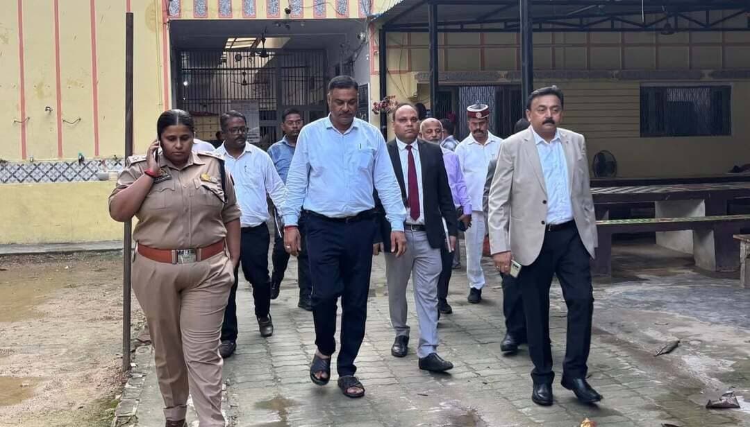 राजकीय संप्रेक्षण गृह किशोर का संयुक्त निरीक्षण, व्यवस्थाओं का लिया जायजा
मीरजापुर। जनपद न्यायाधीश अनुपम कुमार, जिलाधिकारी पवन कुमार गंगवार एवं पुलिस अधीक्षक अपर्णा रजत कौशिक ने मंगलवार को राजकीय संप्रेक्षण गृह किशोर का संयुक्त निरीक्षण किया। अधिकारियों ने भोजन, साफ-सफाई, स्वास्थ्य, शिक्षा एवं सुरक्षा व्यवस्थाओं का जायजा लिया।
इस दौरान अधिकारियों ने किशोरों से संवाद कर उनकी समस्याओं की जानकारी ली। भोजन की गुणवत्ता संतोषजनक पाए जाने पर अधिकारियों ने निर्देश दिया कि किशोरों को निर्धारित मीनू के अनुसार नियमित रूप से भोजन एवं नाश्ता उपलब्ध कराया जाए तथा शासन के मानकों के अनुरूप सभी आवश्यक सुविधाएं सुनिश्चित की जाएं।
अधिकारियों ने संप्रेक्षण गृह में रह रहे किशोरों के साथ संवेदनशील एवं मानवीय व्यवहार करने पर विशेष जोर दिया। साथ ही व्यवस्थाओं में किसी भी प्रकार की लापरवाही न बरतने के निर्देश संबंधित अधिकारियों को दिए।
#Mirzapur #मीरजापुर #जिलाधिकारी #पुलिसअधीक्षक #राजकीयसंप्रेक्षणगृह #निरीक्षण #TodayMirzapur